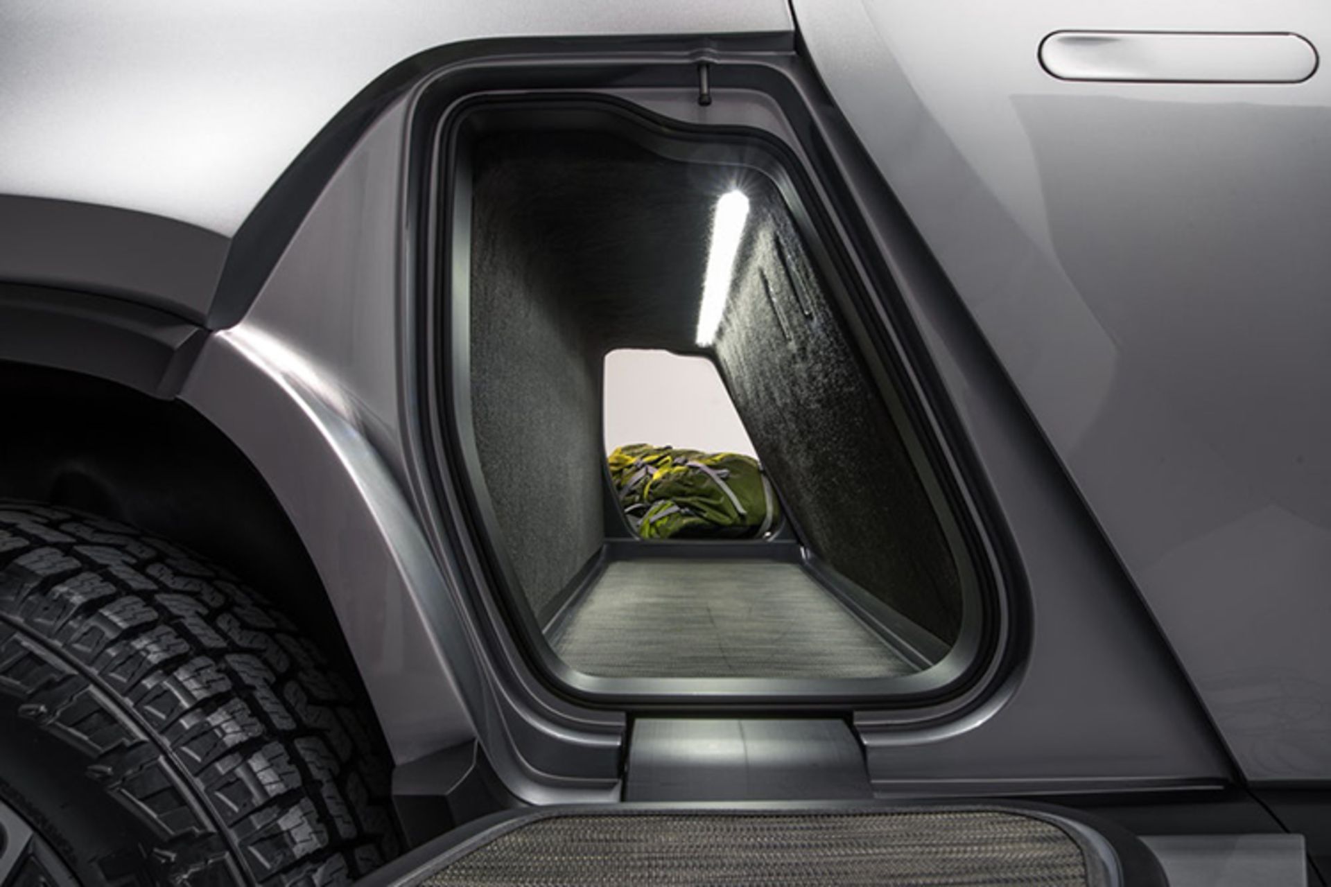 Rivian R1T electric pickup / وانت پیکاپ برقی ریوین 