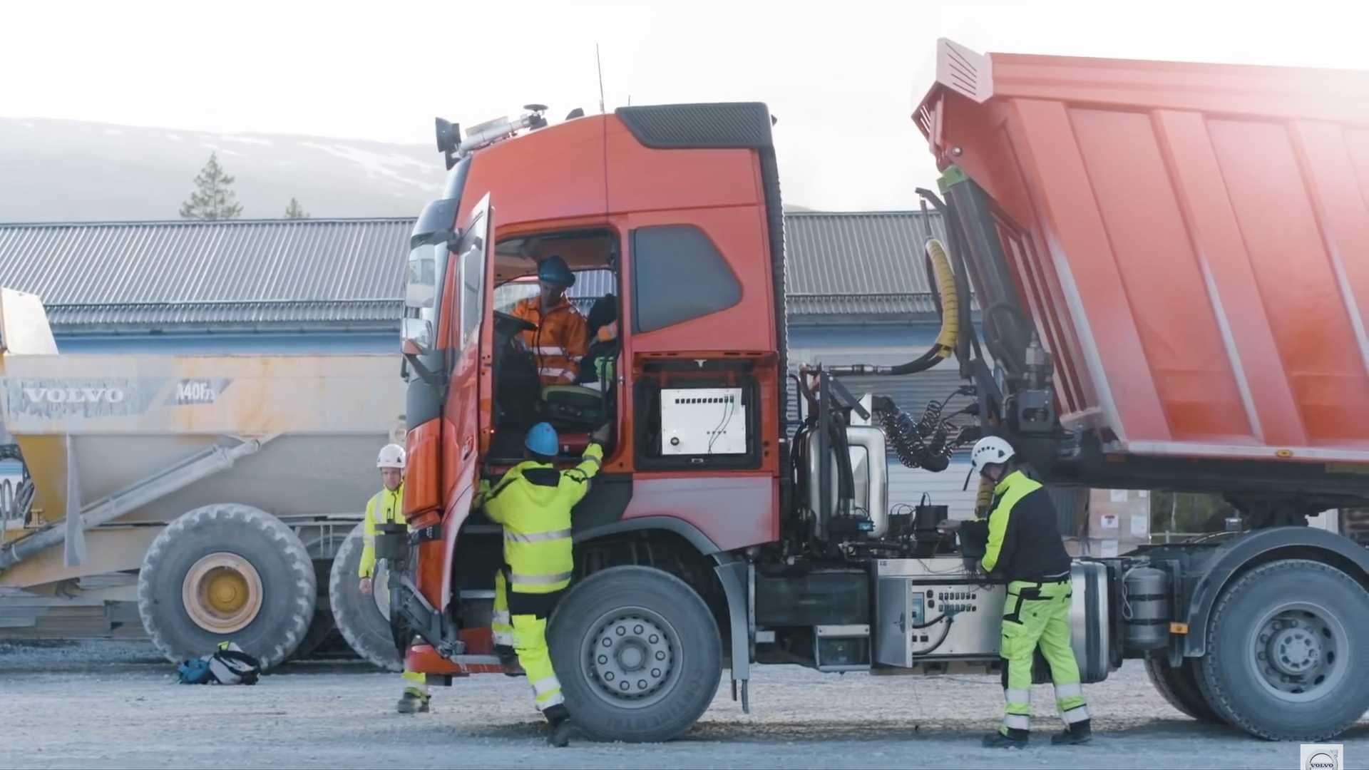 Driverless Volvo FH16 Truck / کامیون بدون راننده خودران ولوو