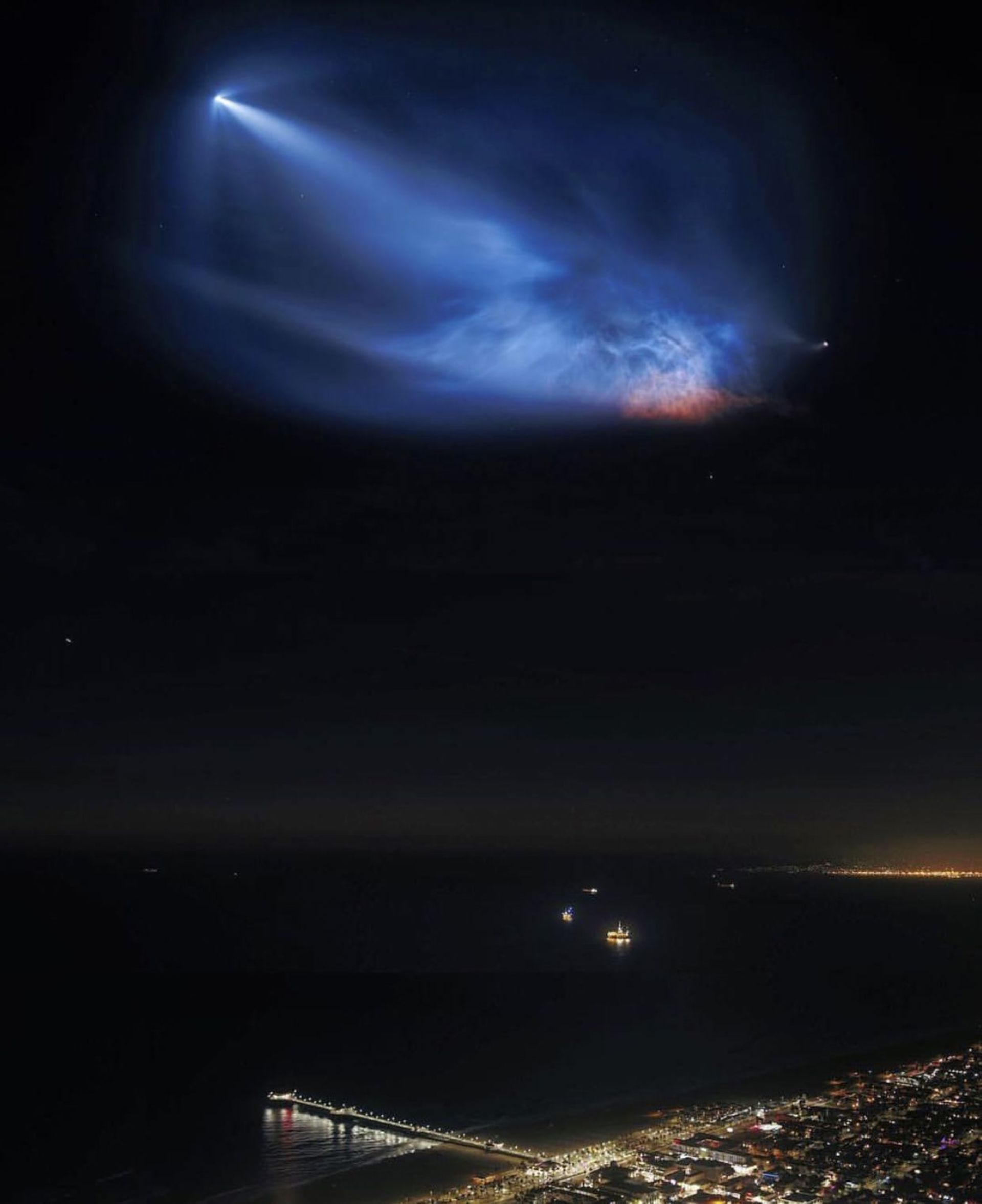 میکا فیچ (Micah Fitch) این تصویر فوق‌العاده را از موشکی که اخیراً توسط Space X پرتاب شد، توسط یک پهپاد Inspire 2 مجهز به دوربین Zenmuse X5S و لنز المپیوس 25 میلیمتری با دیافراگم 1.8 ثبت کرده است. او به سرعت سه شات را نسبت 4:3 ثبت کرده و به صورت عمودی طوری که 30 درصد از لبه‌ی هرعکس روی دیگری قرار گرفته است، تصویر را ادغام کرده است. علاوه بر خود موشک، به‌تصویرکشیدن ساحل اسکله‌ی Huntington هم مد نظر عکاس بوده است تا بتواند مقیاس و گستره‌ی این رویداد را به خوبی نشان دهد. میکا سه فایل با فرمت RAW را  با استفاده از قابلیت پانورامای لایتروم چنان ترکیب کرده که در نگاه اول این ادغام اصلا محسوس نیست. مقصود اصلی او این بوده که به کمک این ویرایش و دستکاری‌ها، دقیقا آنچه با چشم خودش دیده بود را نشان دهد.