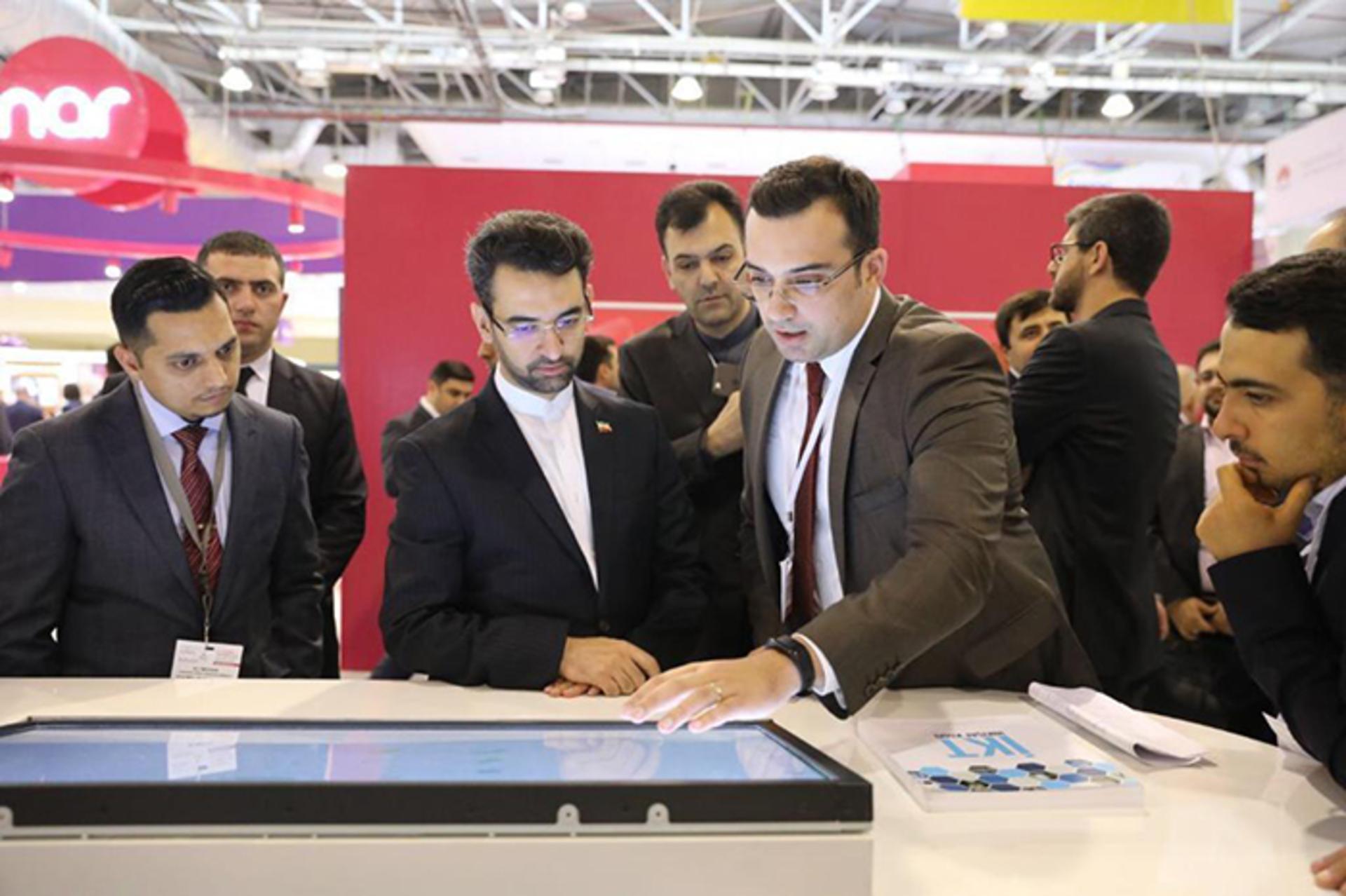آذری جهرمی وزیر ارتباطات باکوتل