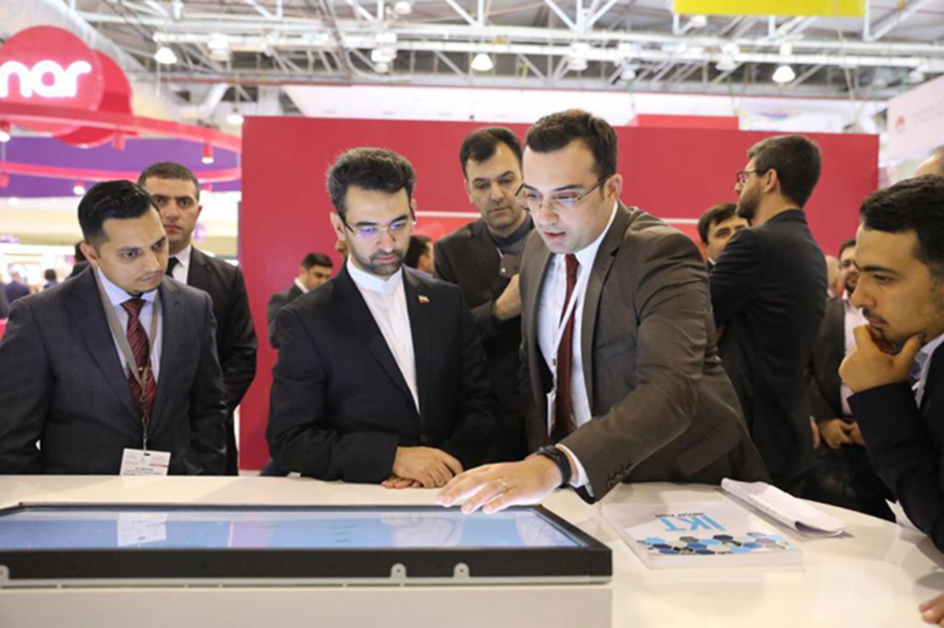 آذری جهرمی وزیر ارتباطات باکوتل