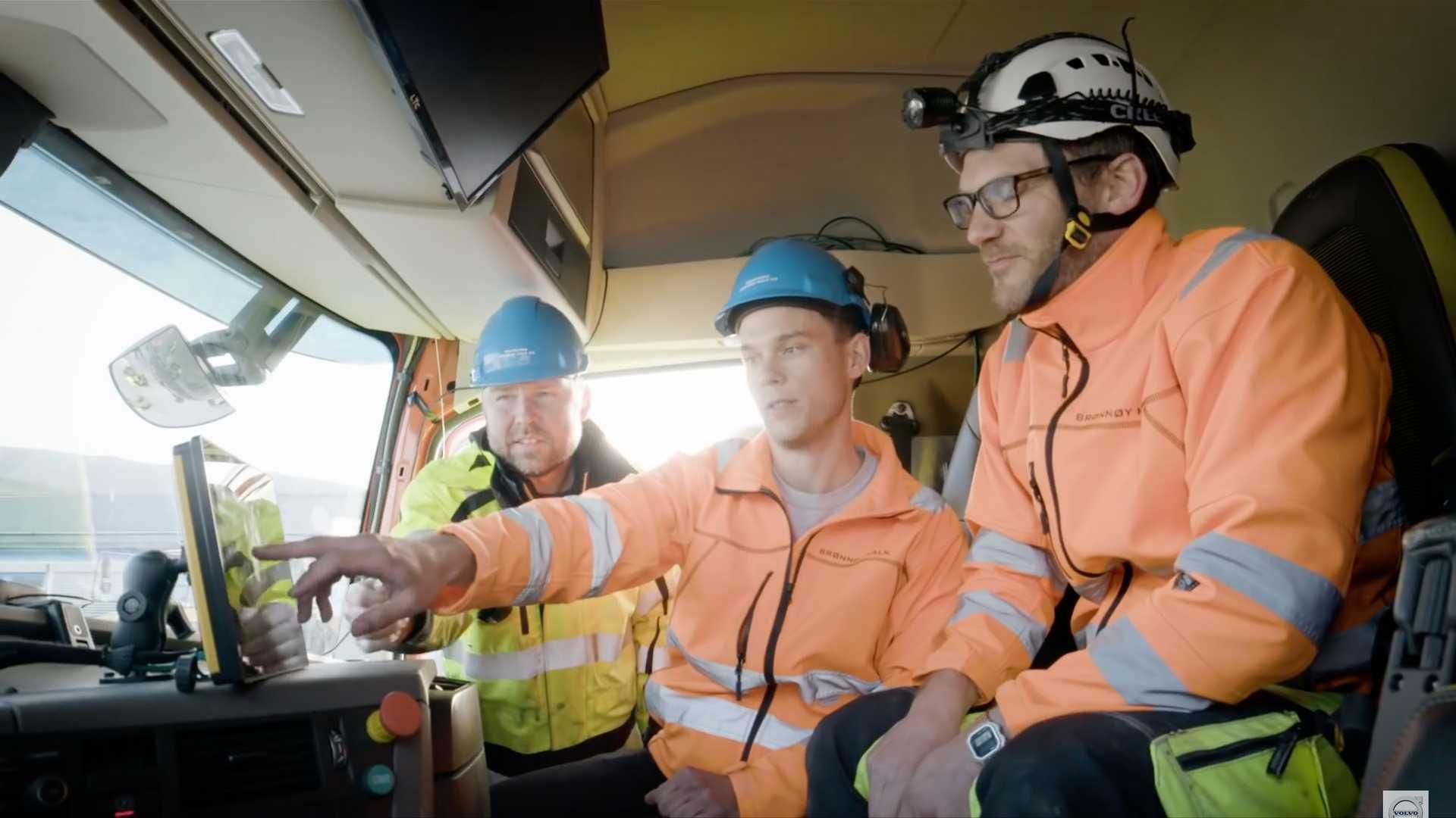Driverless Volvo FH16 Truck / کامیون بدون راننده خودران ولوو