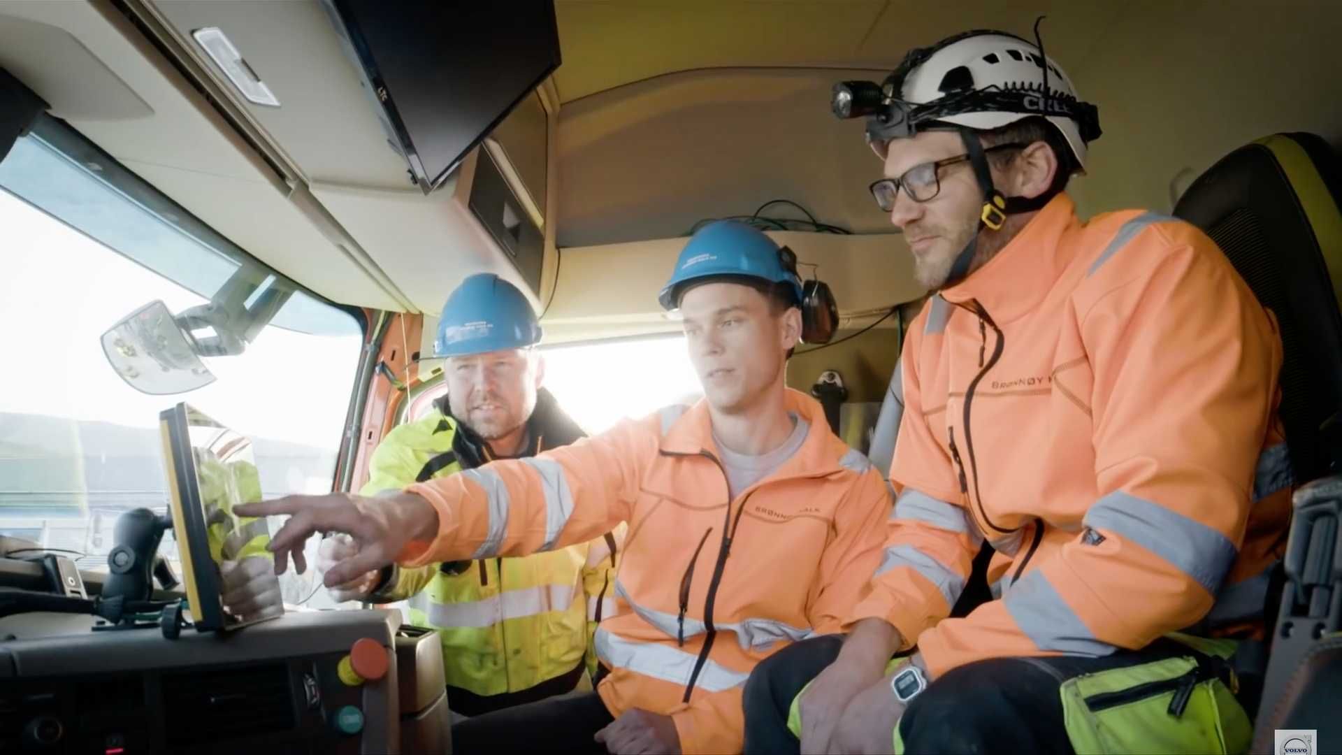 Driverless Volvo FH16 Truck / کامیون بدون راننده خودران ولوو