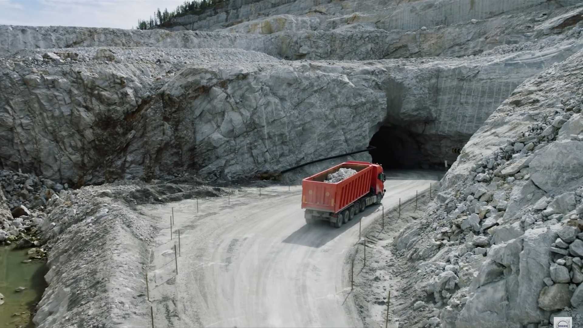 Driverless Volvo FH16 Truck / کامیون بدون راننده خودران ولوو
