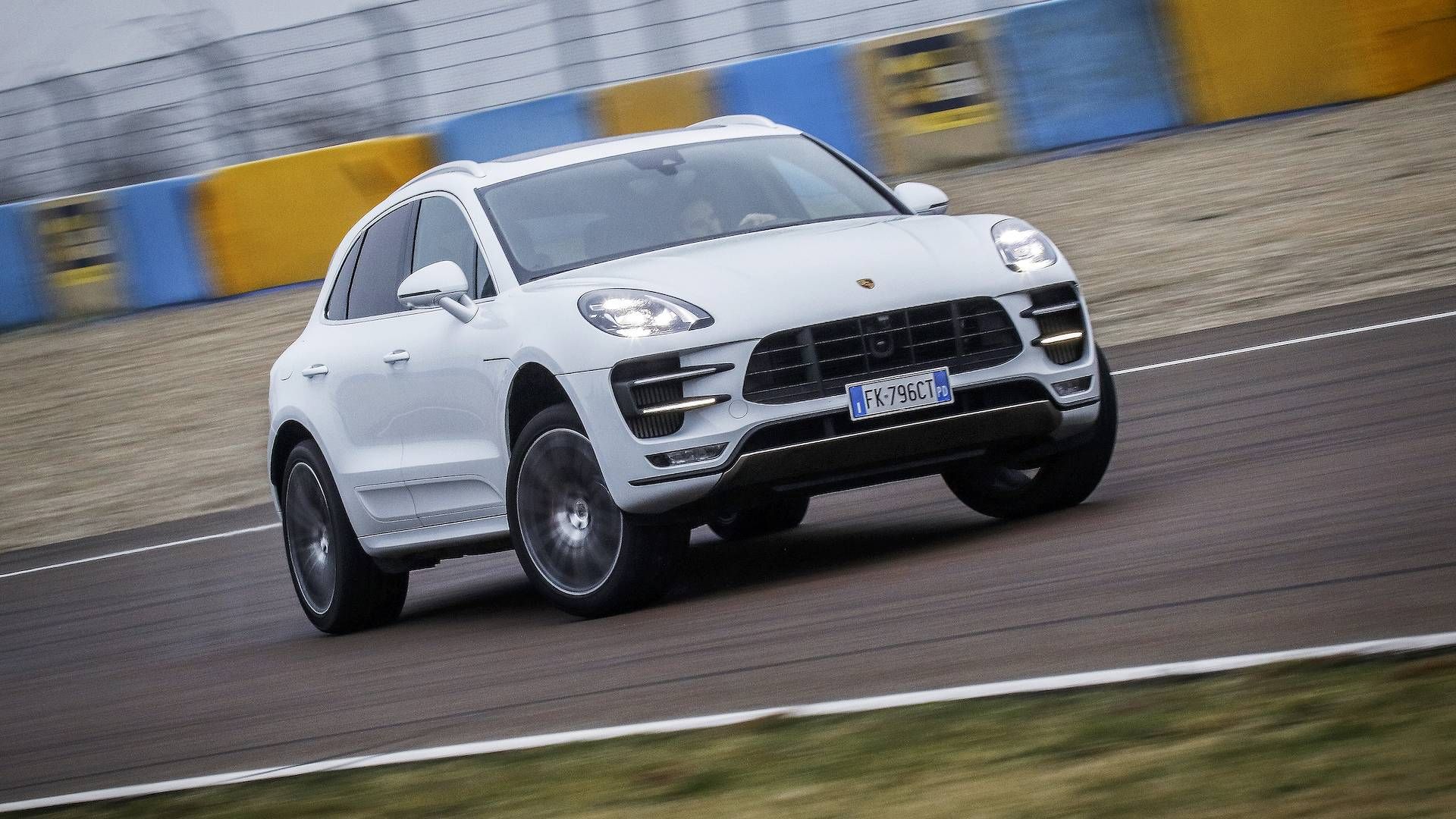 کراس‌اور پورشه ماکان توربو / کراس‌اور آلفا رومئو استلویو کوادریفوگلیو