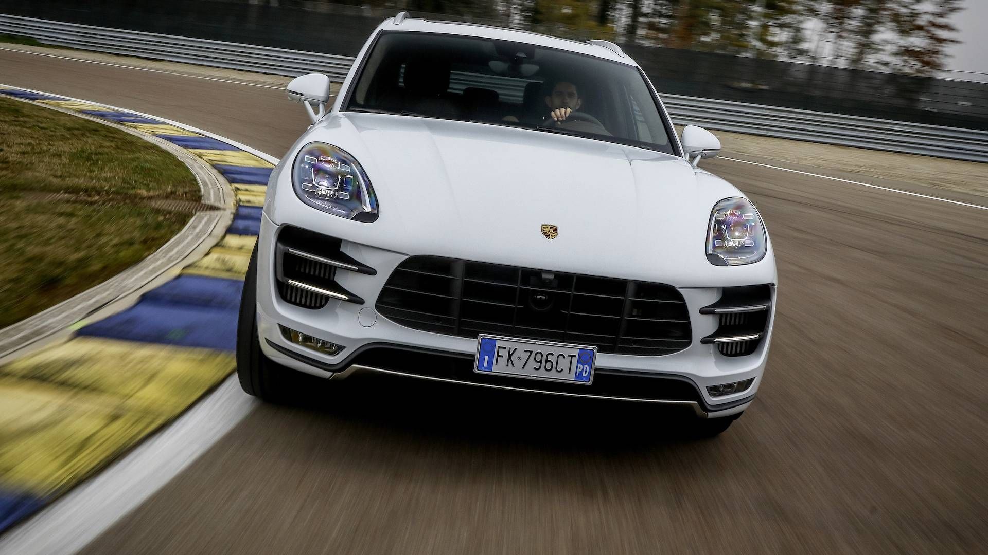 کراس‌اور پورشه ماکان توربو / کراس‌اور آلفا رومئو استلویو کوادریفوگلیو