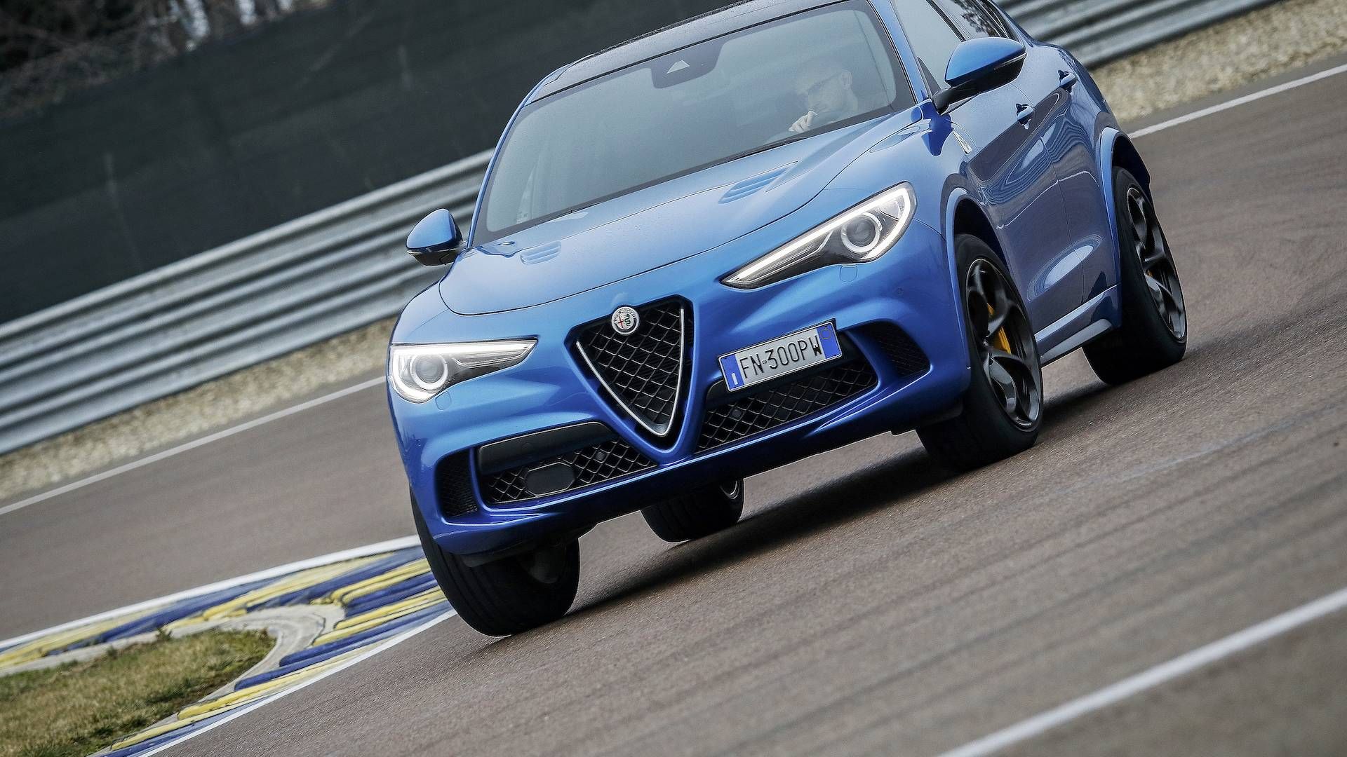 کراس‌اور پورشه ماکان توربو / کراس‌اور آلفا رومئو استلویو کوادریفوگلیو