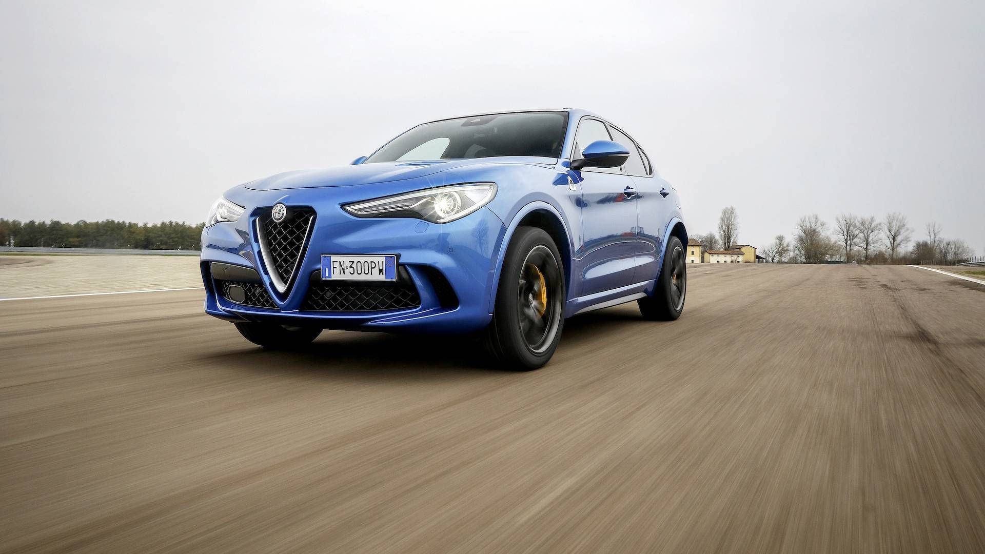 کراس‌اور پورشه ماکان توربو / کراس‌اور آلفا رومئو استلویو کوادریفوگلیو