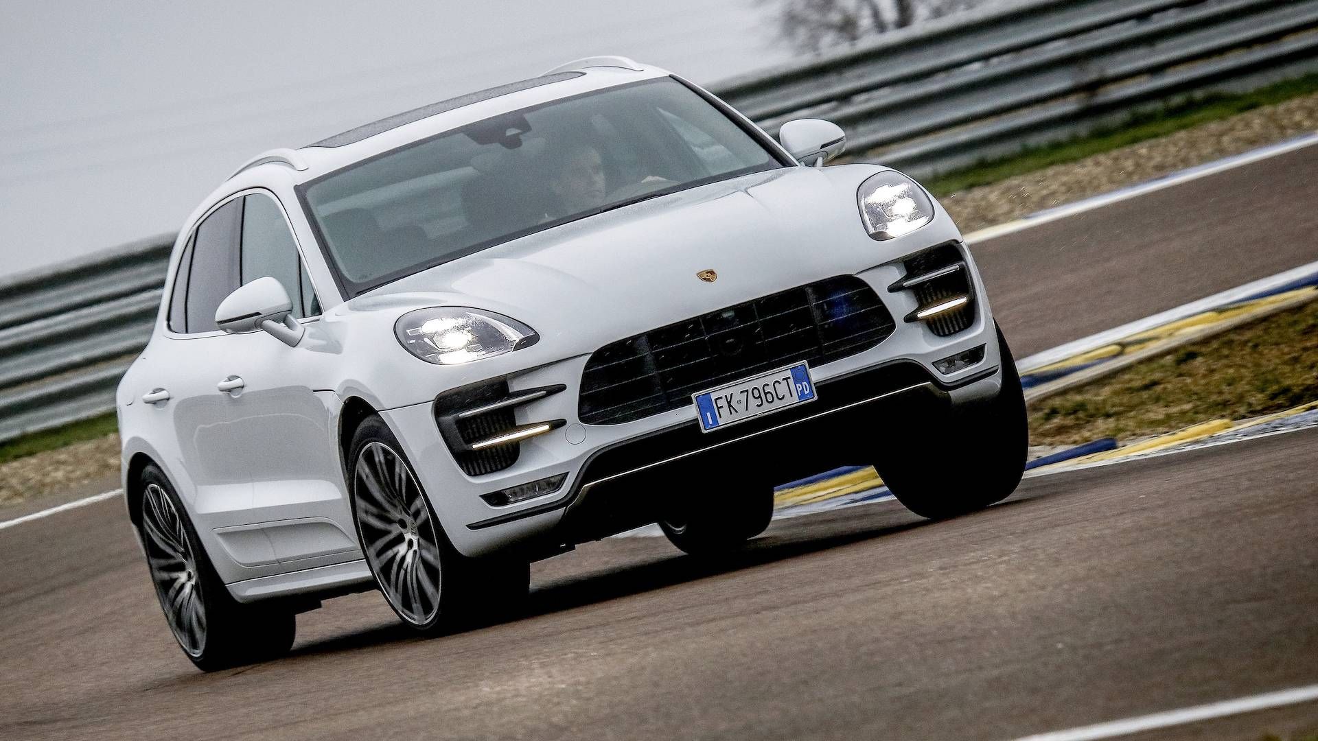 کراس‌اور پورشه ماکان توربو / کراس‌اور آلفا رومئو استلویو کوادریفوگلیو