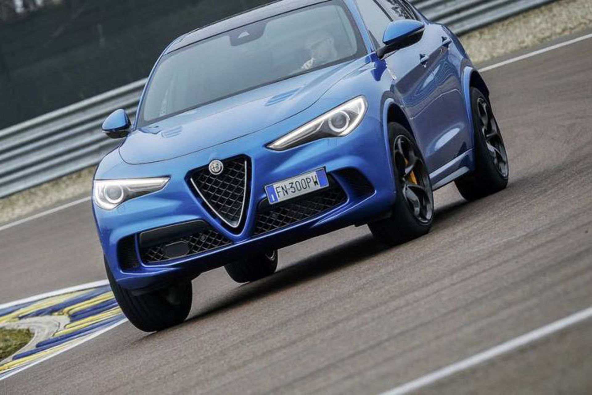 کراس‌اور پورشه ماکان توربو / کراس‌اور آلفا رومئو استلویو کوادریفوگلیو