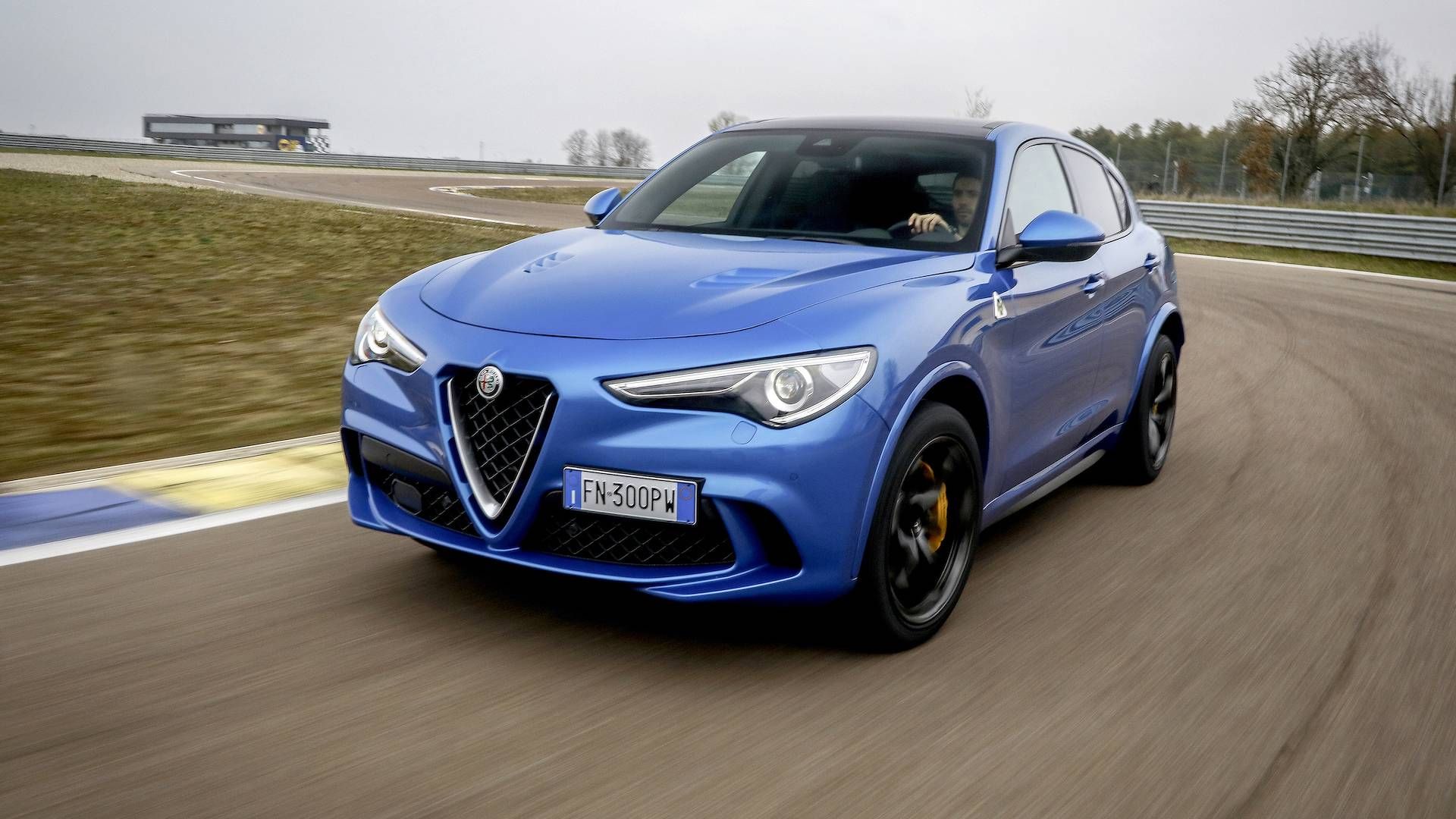 کراس‌اور پورشه ماکان توربو / کراس‌اور آلفا رومئو استلویو کوادریفوگلیو