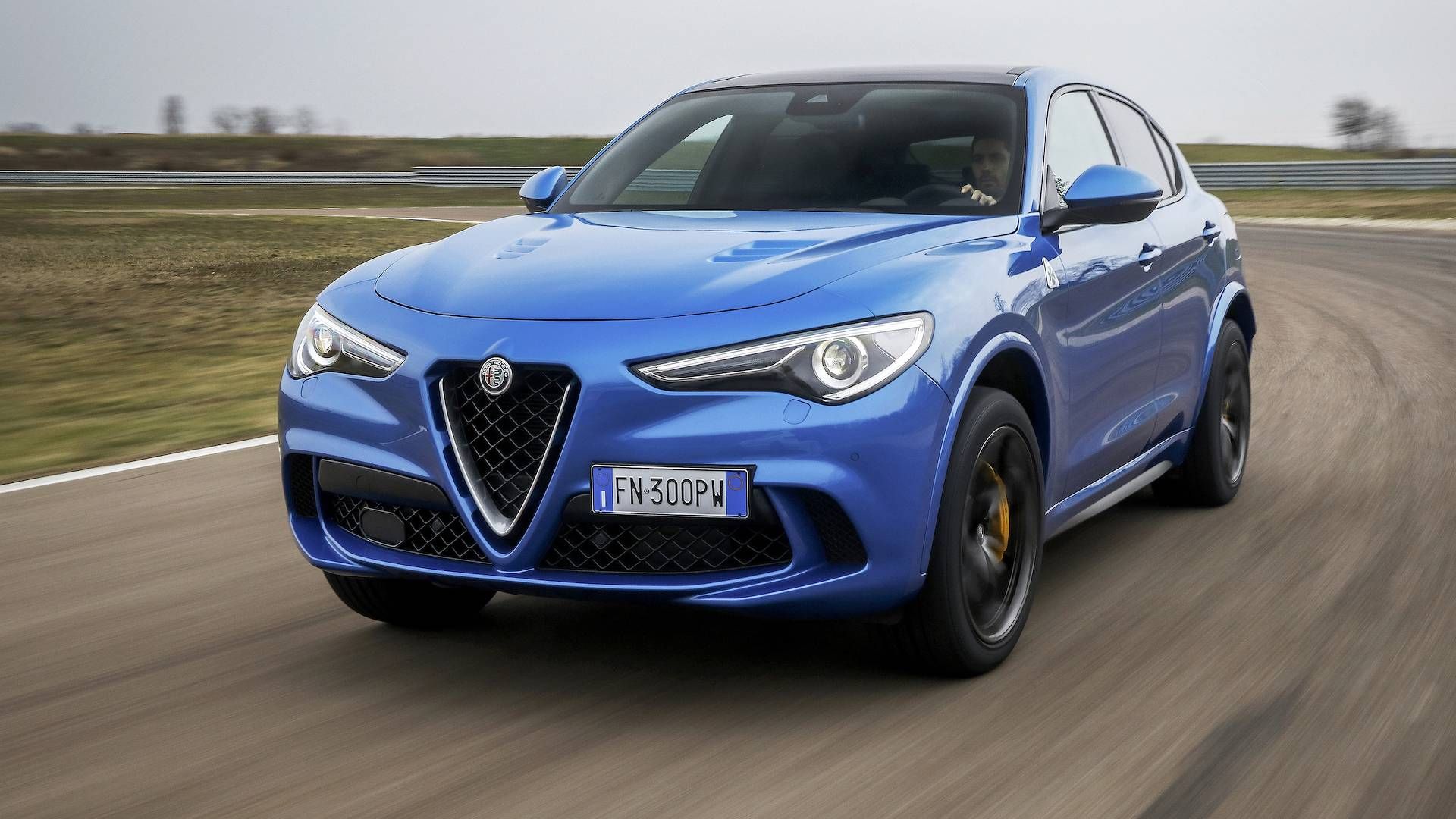 کراس‌اور پورشه ماکان توربو / کراس‌اور آلفا رومئو استلویو کوادریفوگلیو