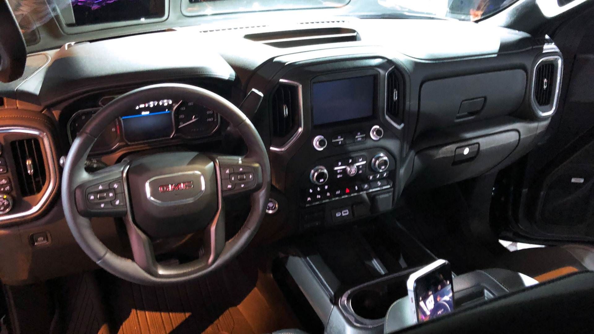 2019 GMC Sierra AT4 / وانت پیک‌آپ جی‌ام‌سی سیرا مدل 2019