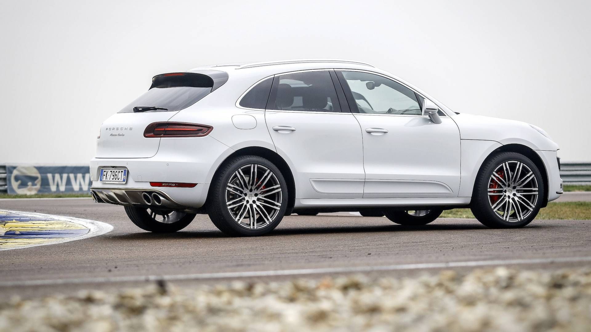 کراس‌اور پورشه ماکان توربو / کراس‌اور آلفا رومئو استلویو کوادریفوگلیو