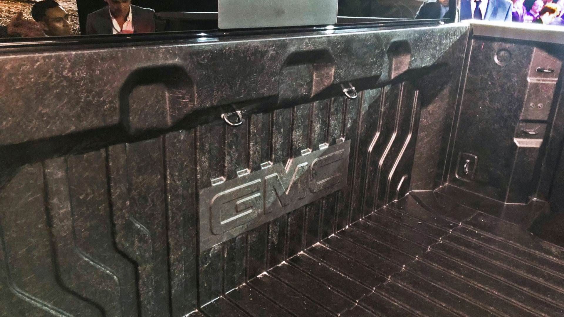 2019 GMC Sierra AT4 / وانت پیک‌آپ جی‌ام‌سی سیرا مدل 2019