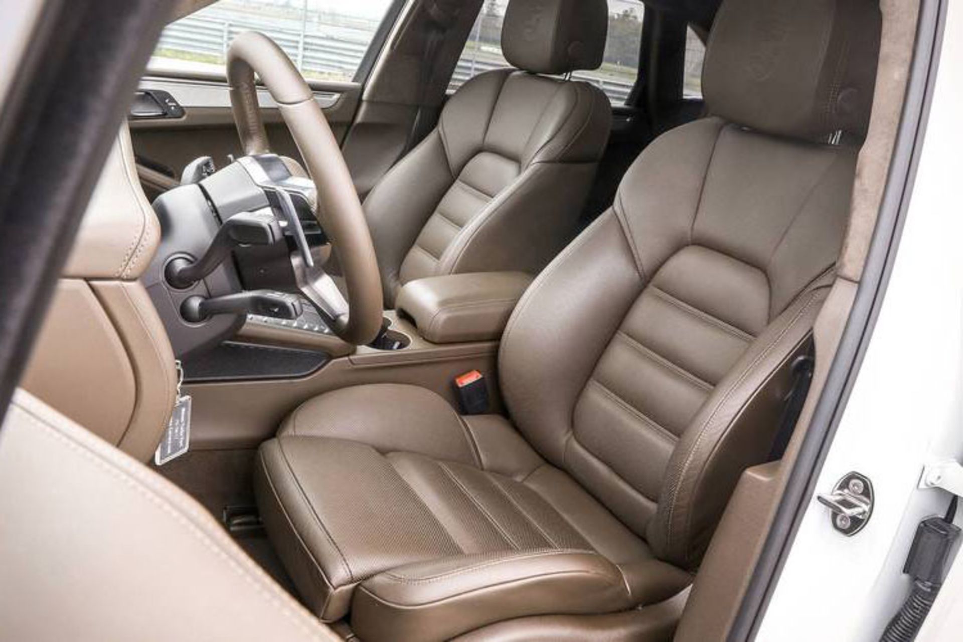 کراس‌اور پورشه ماکان توربو / کراس‌اور آلفا رومئو استلویو کوادریفوگلیو