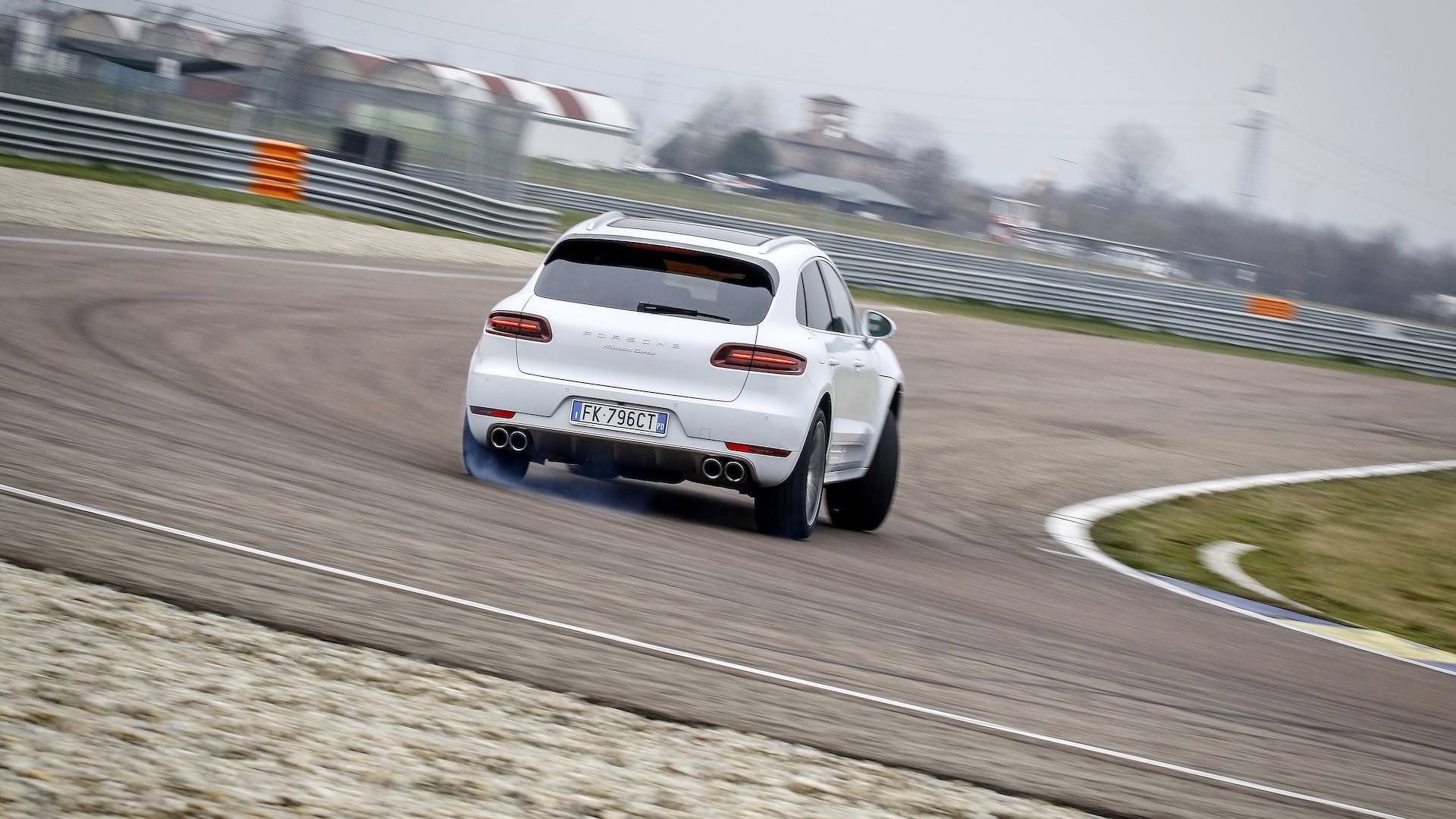 کراس‌اور پورشه ماکان توربو / کراس‌اور آلفا رومئو استلویو کوادریفوگلیو