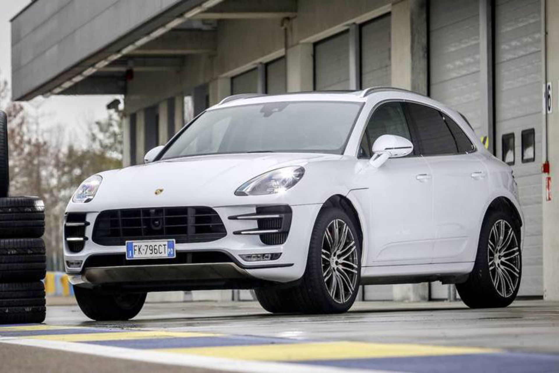 کراس‌اور پورشه ماکان توربو / کراس‌اور آلفا رومئو استلویو کوادریفوگلیو