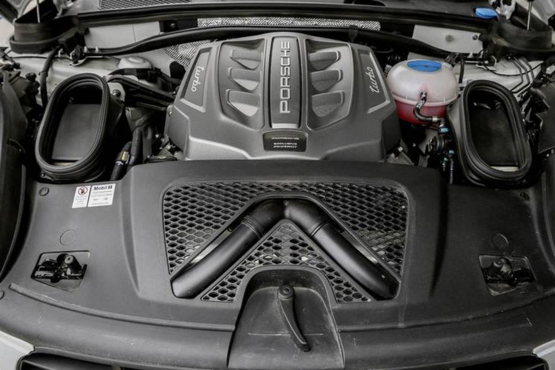 کراس‌اور پورشه ماکان توربو / کراس‌اور آلفا رومئو استلویو کوادریفوگلیو