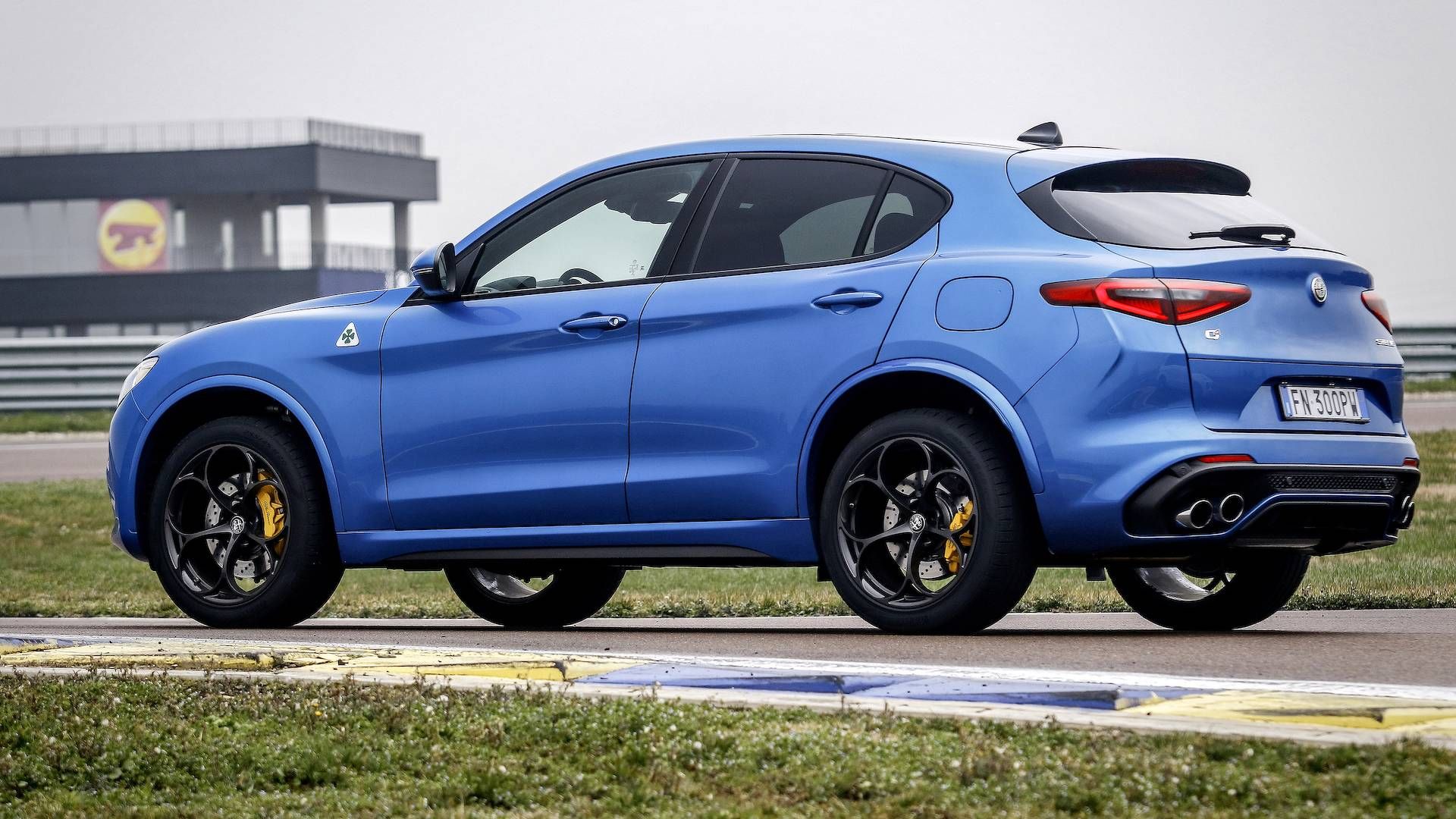 کراس‌اور پورشه ماکان توربو / کراس‌اور آلفا رومئو استلویو کوادریفوگلیو