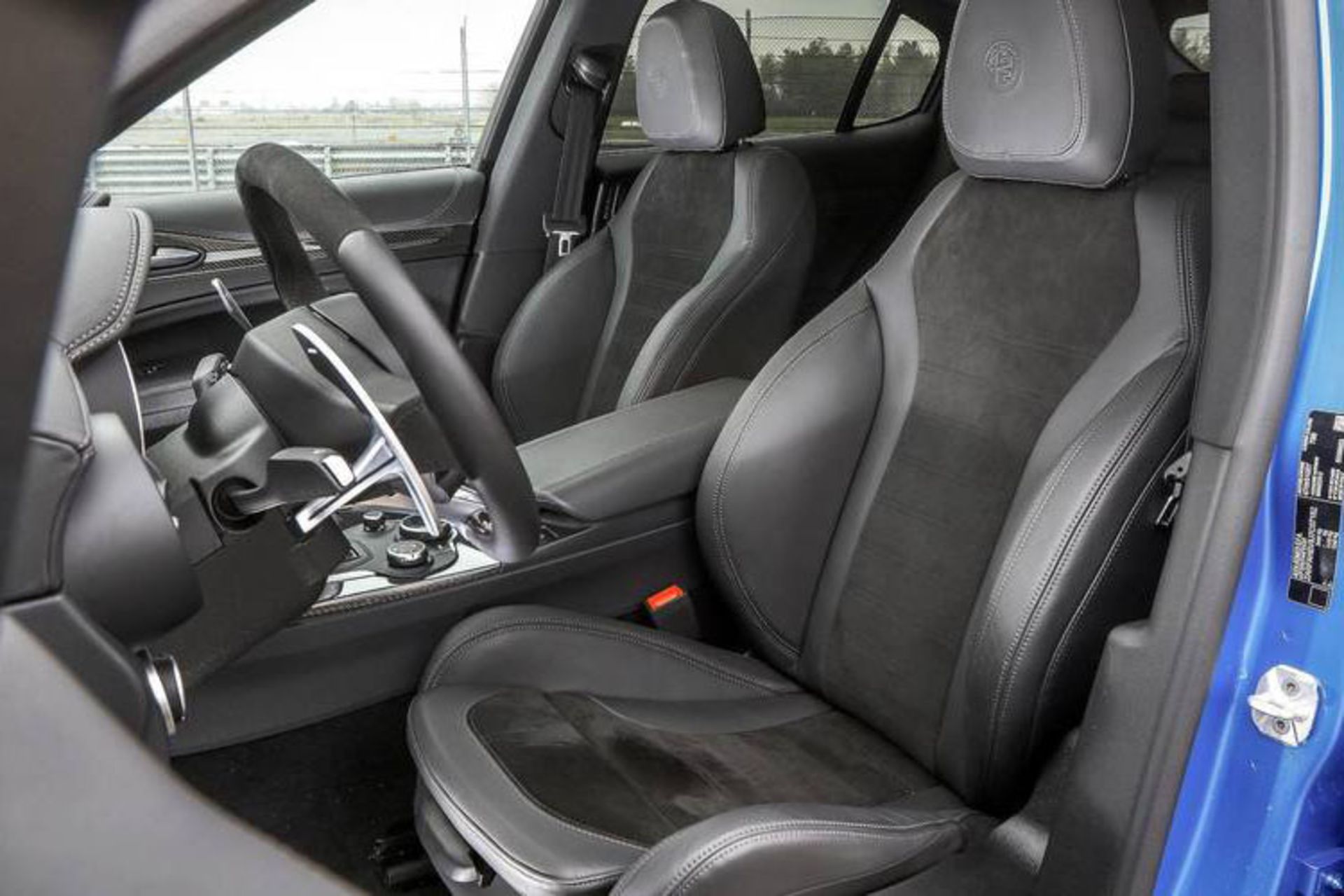 کراس‌اور پورشه ماکان توربو / کراس‌اور آلفا رومئو استلویو کوادریفوگلیو