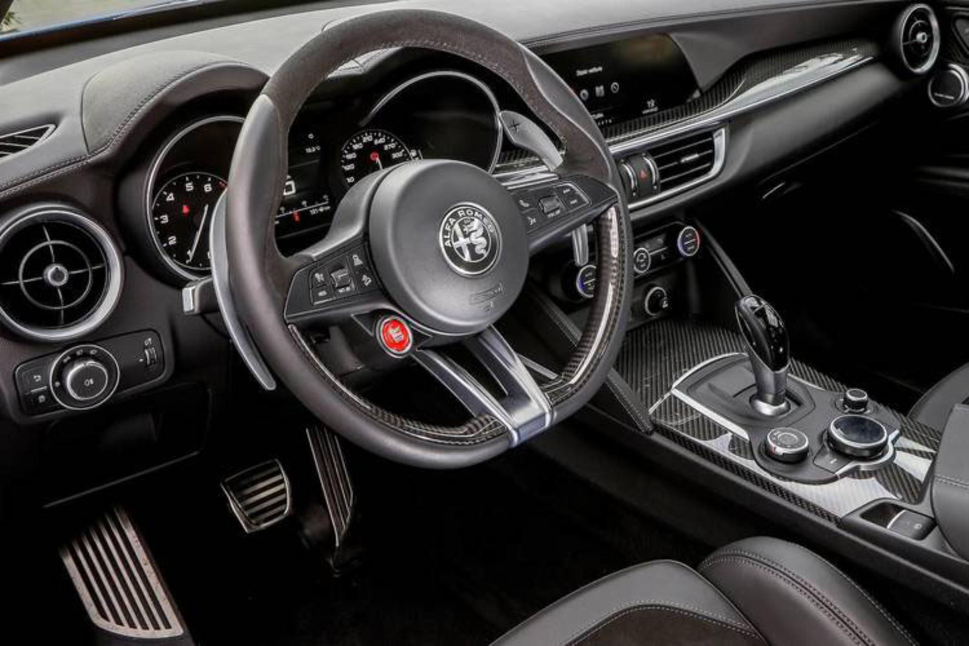 کراس‌اور پورشه ماکان توربو / کراس‌اور آلفا رومئو استلویو کوادریفوگلیو