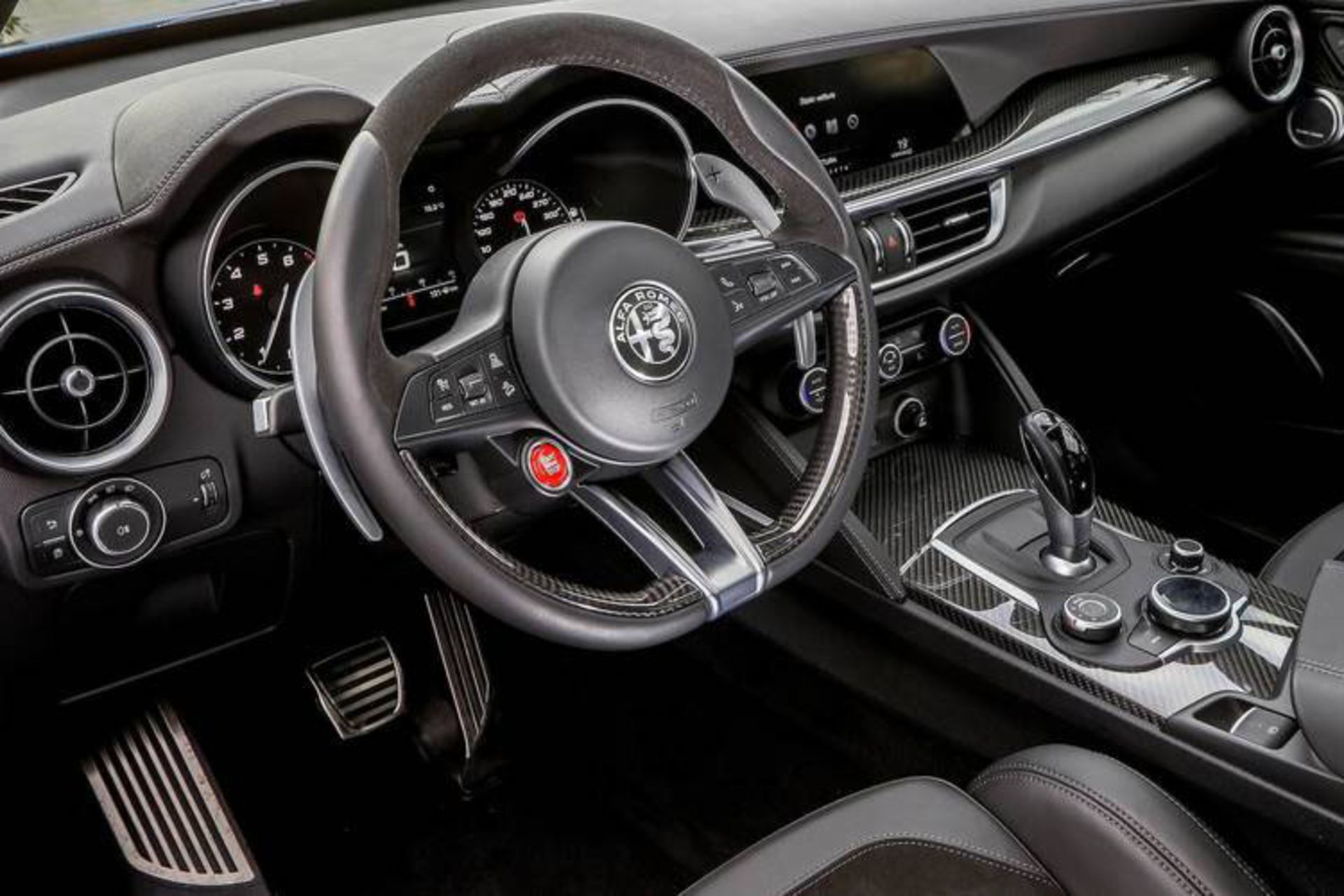 کراس‌اور پورشه ماکان توربو / کراس‌اور آلفا رومئو استلویو کوادریفوگلیو