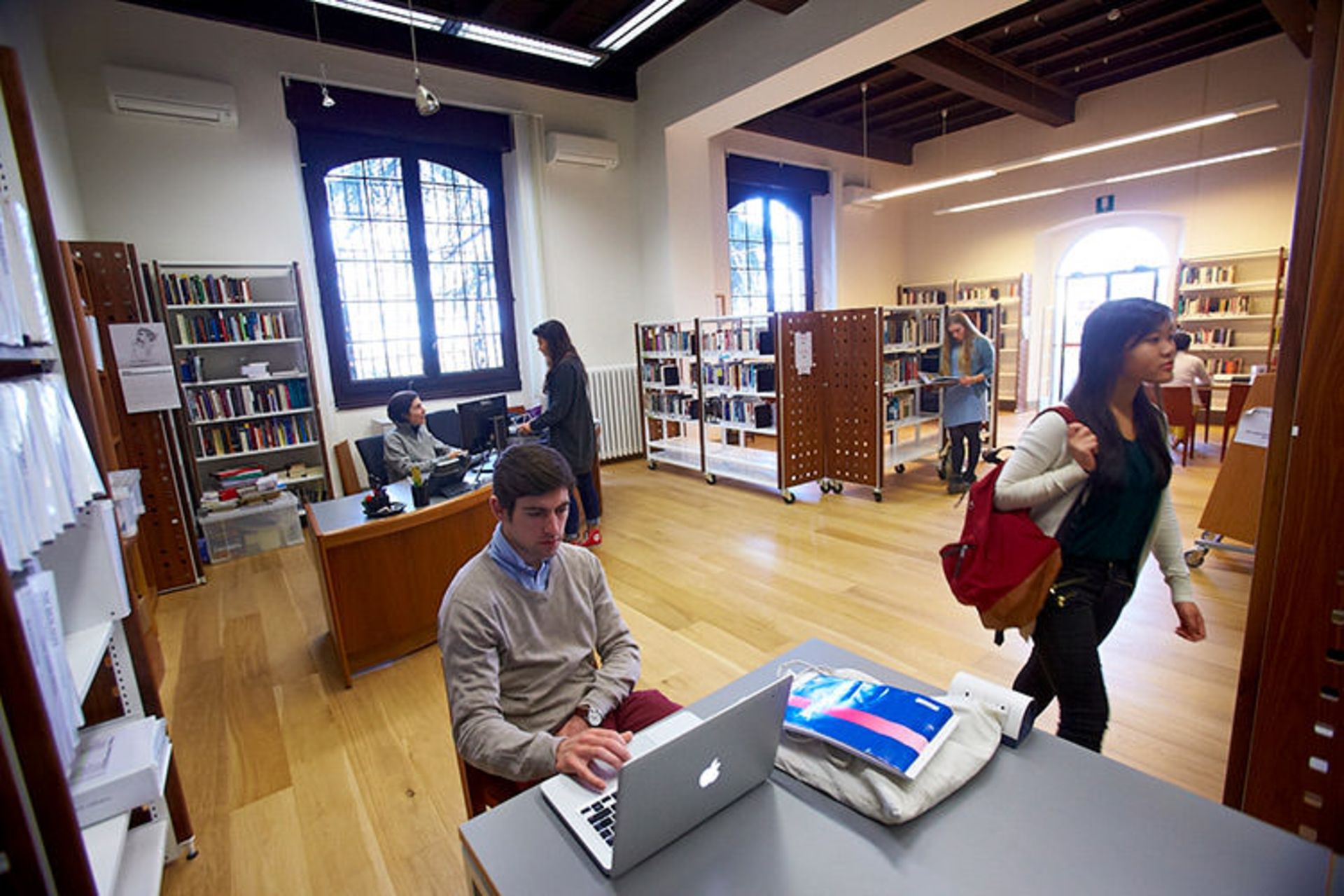 سالن مطالعه کتاب خانه