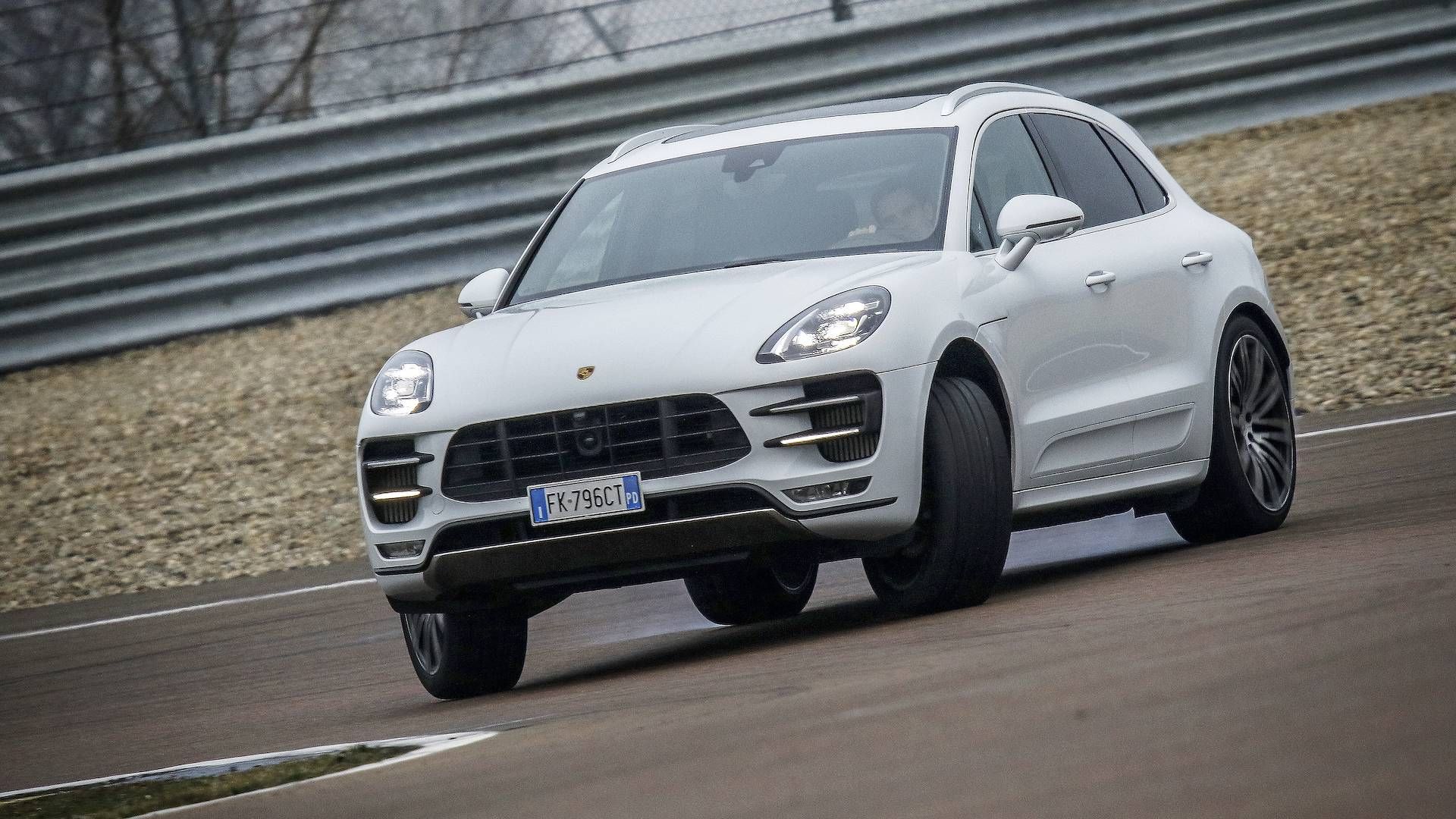 کراس‌اور پورشه ماکان توربو / کراس‌اور آلفا رومئو استلویو کوادریفوگلیو