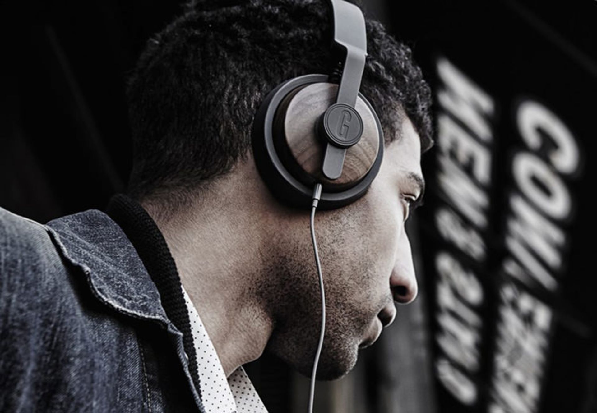 هدفون دور گوش