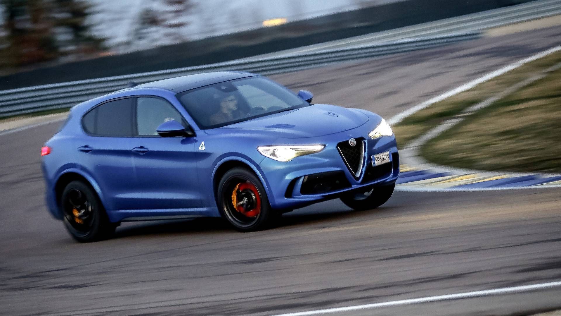 کراس‌اور پورشه ماکان توربو / کراس‌اور آلفا رومئو استلویو کوادریفوگلیو