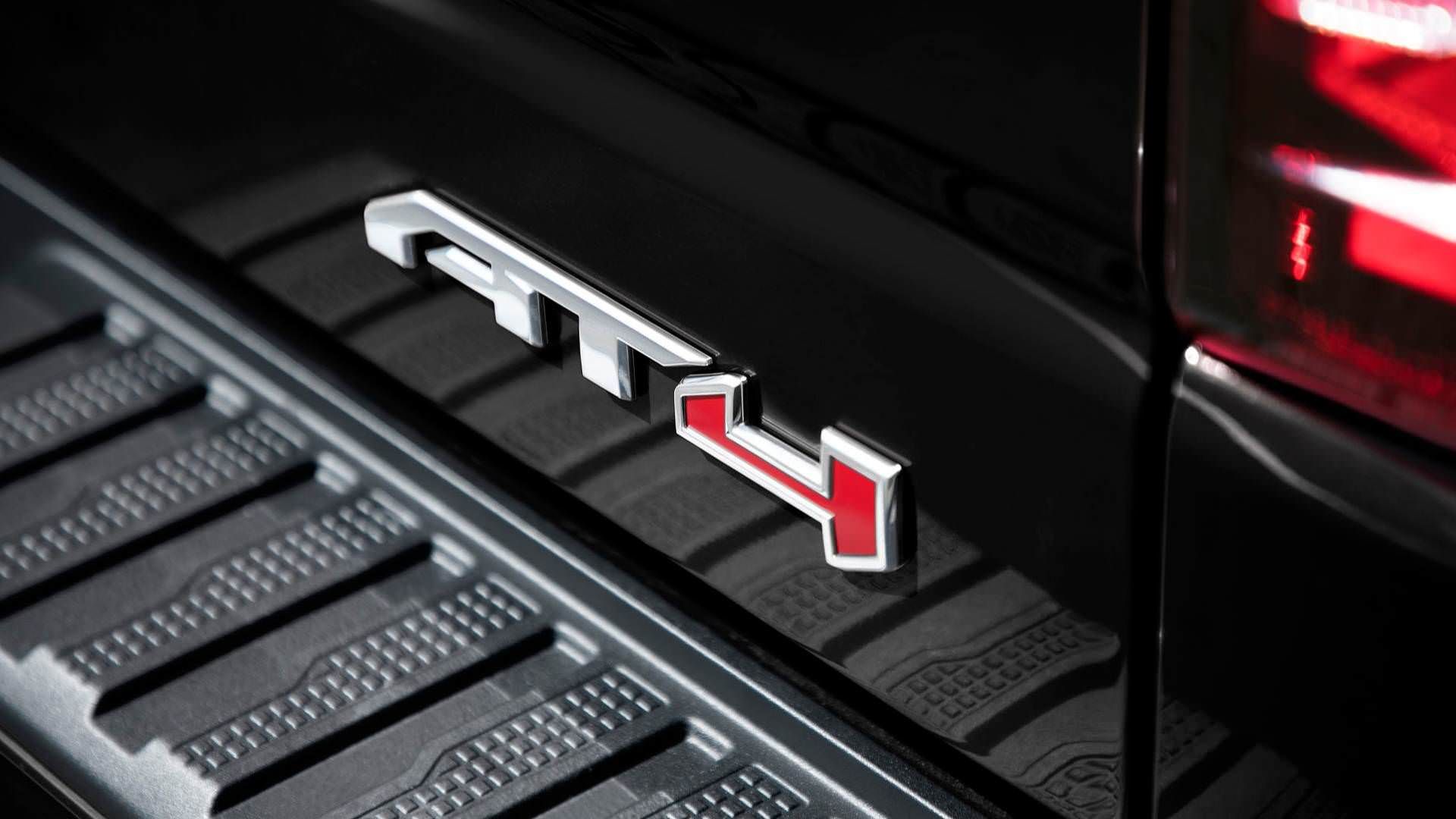 2019 GMC Sierra AT4 / وانت پیک‌آپ جی‌ام‌سی سیرا مدل 2019