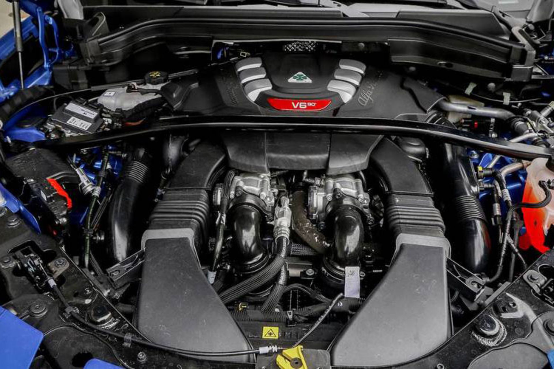 کراس‌اور پورشه ماکان توربو / کراس‌اور آلفا رومئو استلویو کوادریفوگلیو