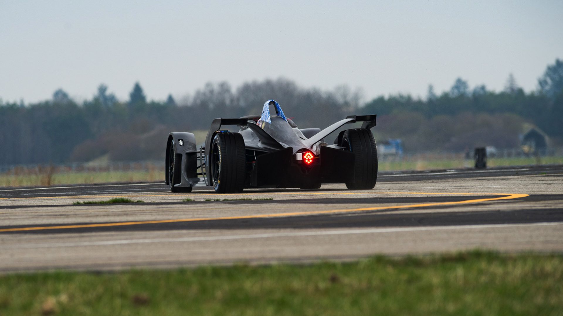 BMW iFE.18 / خودروی مسابقه‌ای الکتریکی بی‌ام‌و