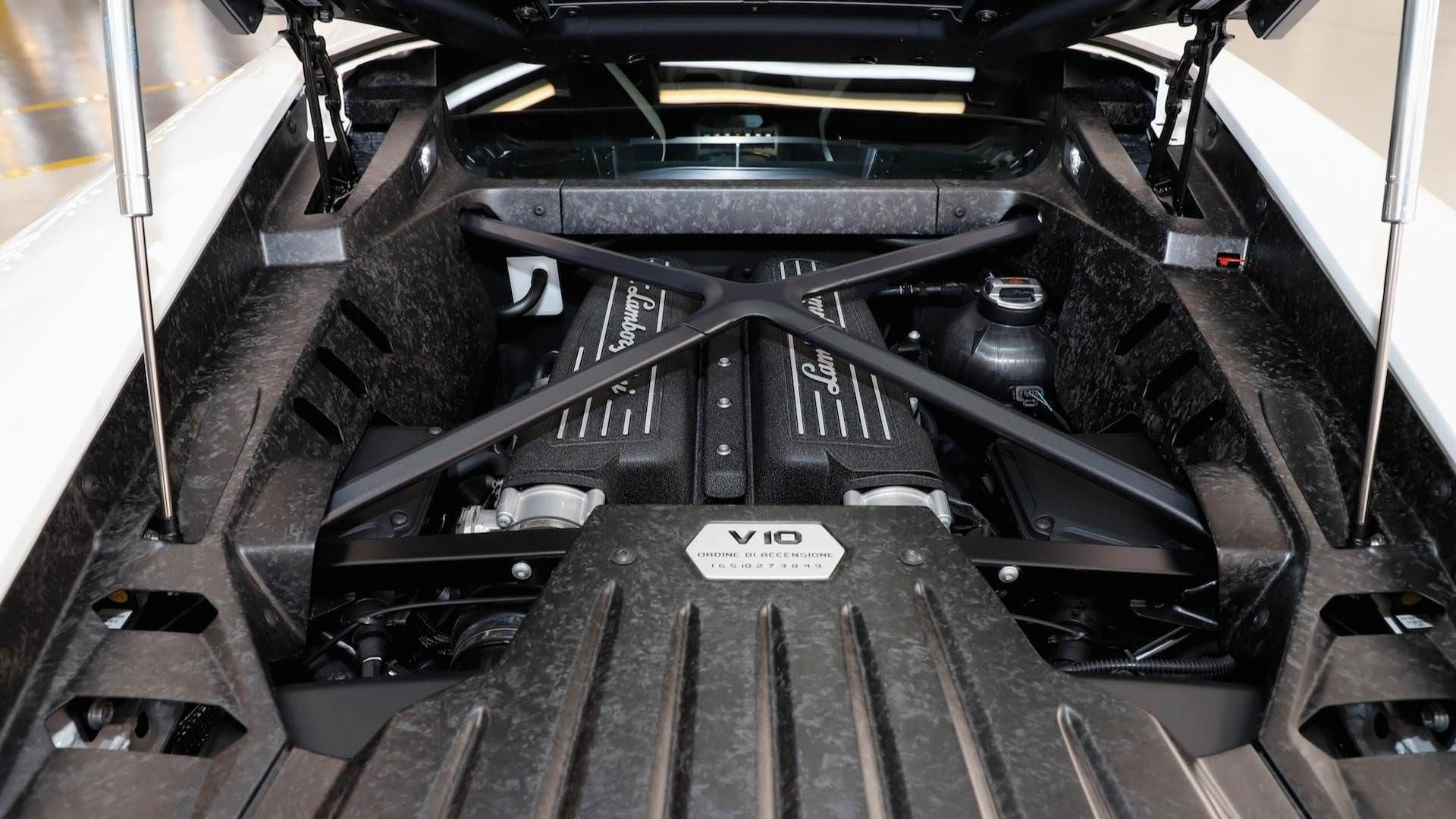 2018 Lamborghini Huracan / خودروی سوپراسپرت لامبورگینی هوراکان مدل 2018