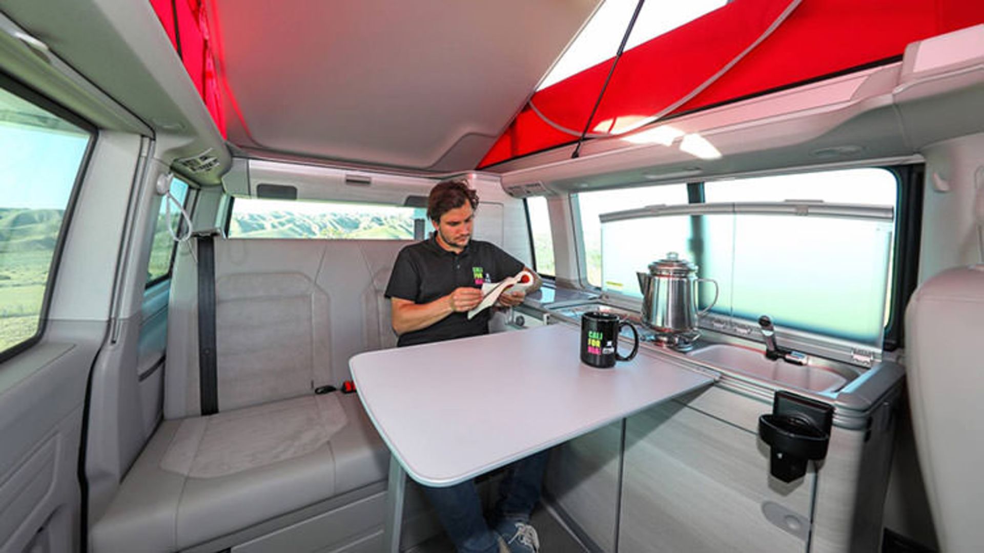 Volkswagen T6 California van / ون تفریحی فولکس‌واگن T6 کالیفرنیا