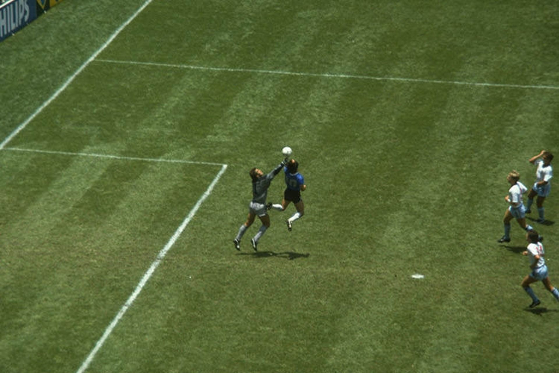 فوتبال و فناوری دست خدا