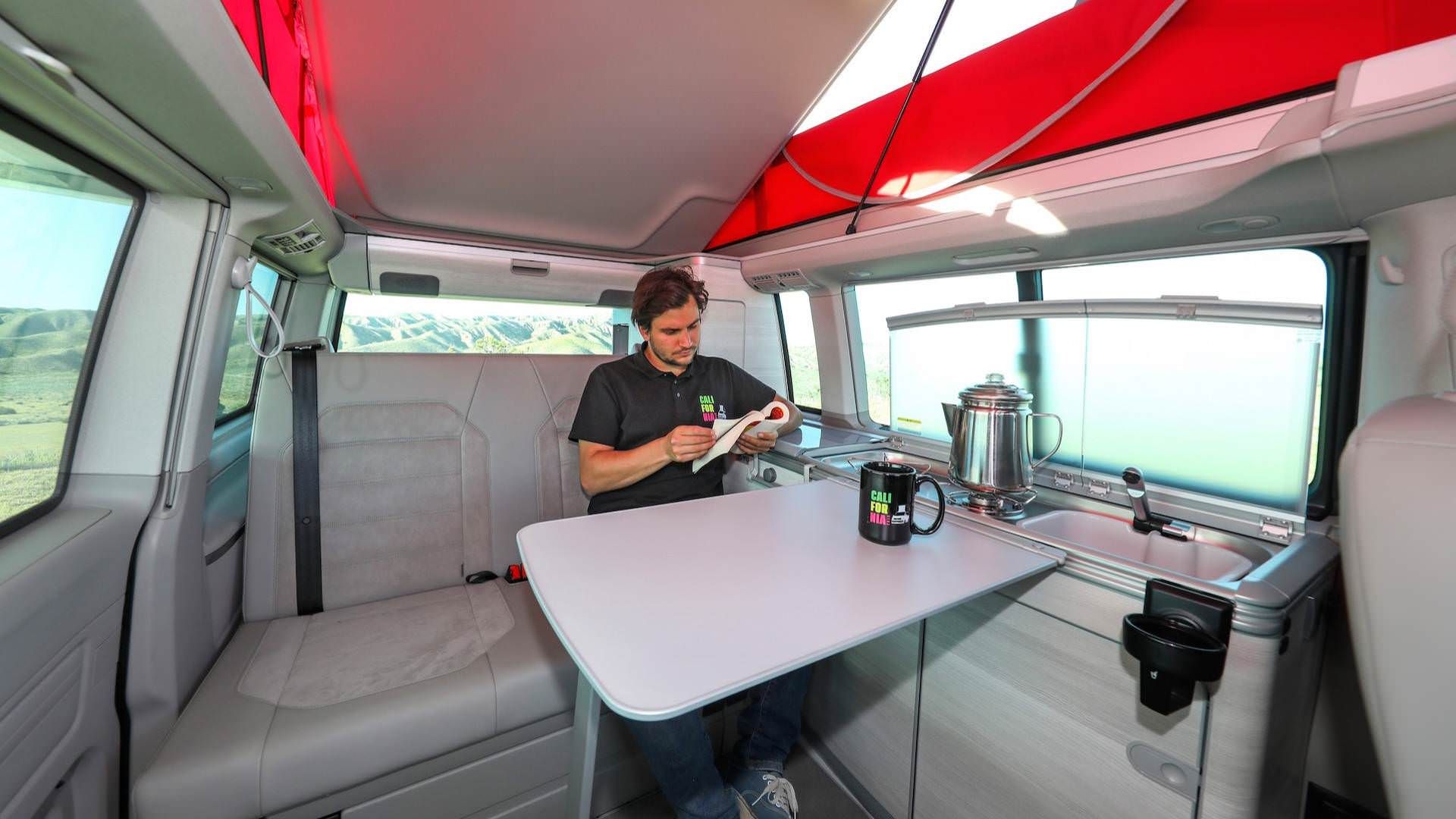 Volkswagen T6 California van / ون تفریحی فولکس‌واگن T6 کالیفرنیا