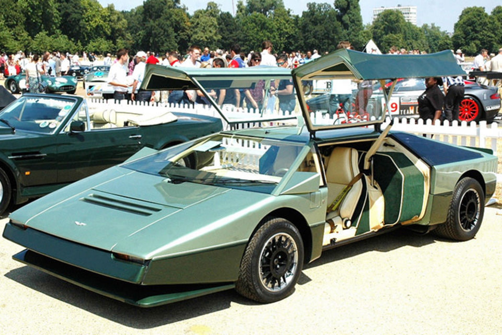 استون مارتین بولداگ / Aston Martin Bulldog