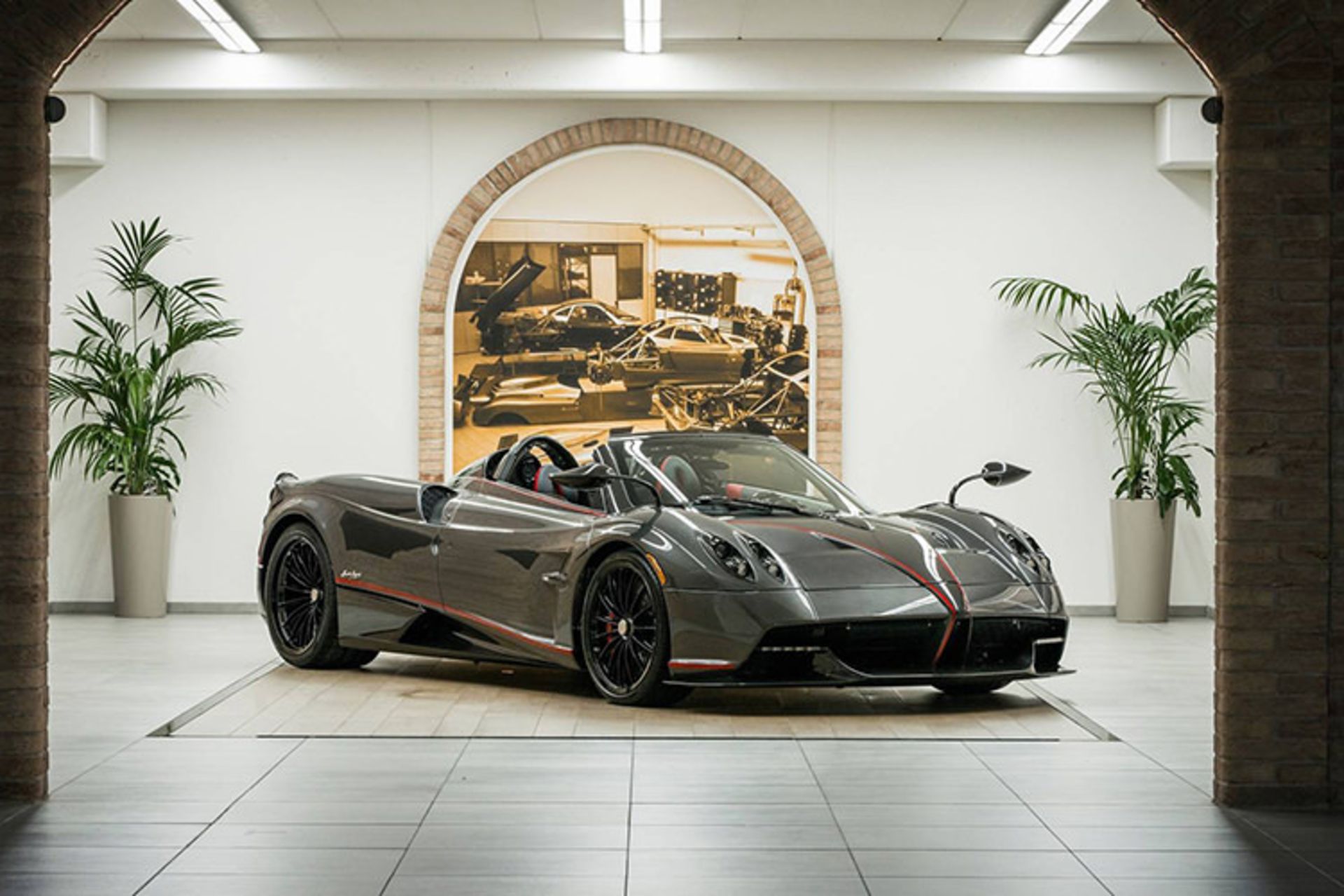 Pagani Huayra Roadster hypercar / ابرخودروی پاگانی هوایرا رودستر
