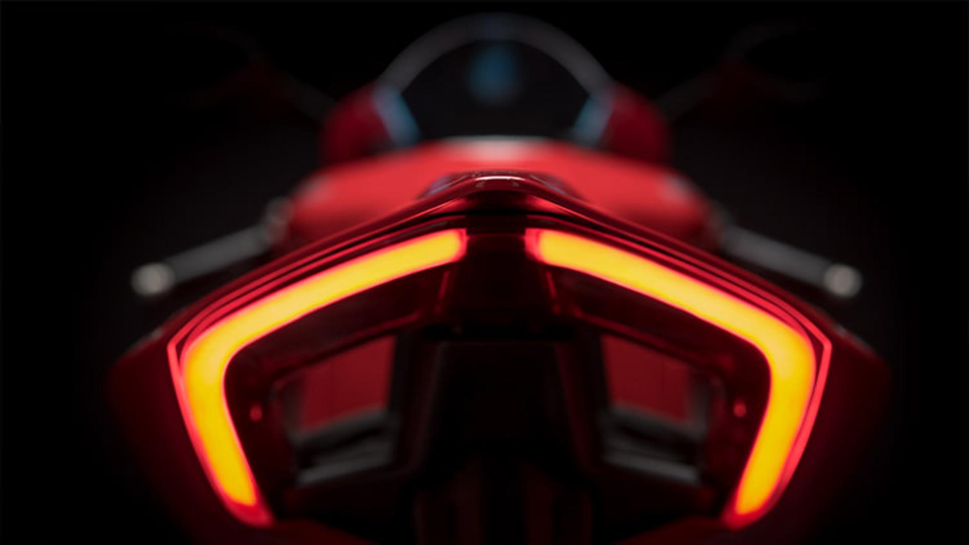 Audi R8 - Ducati Panigale V4