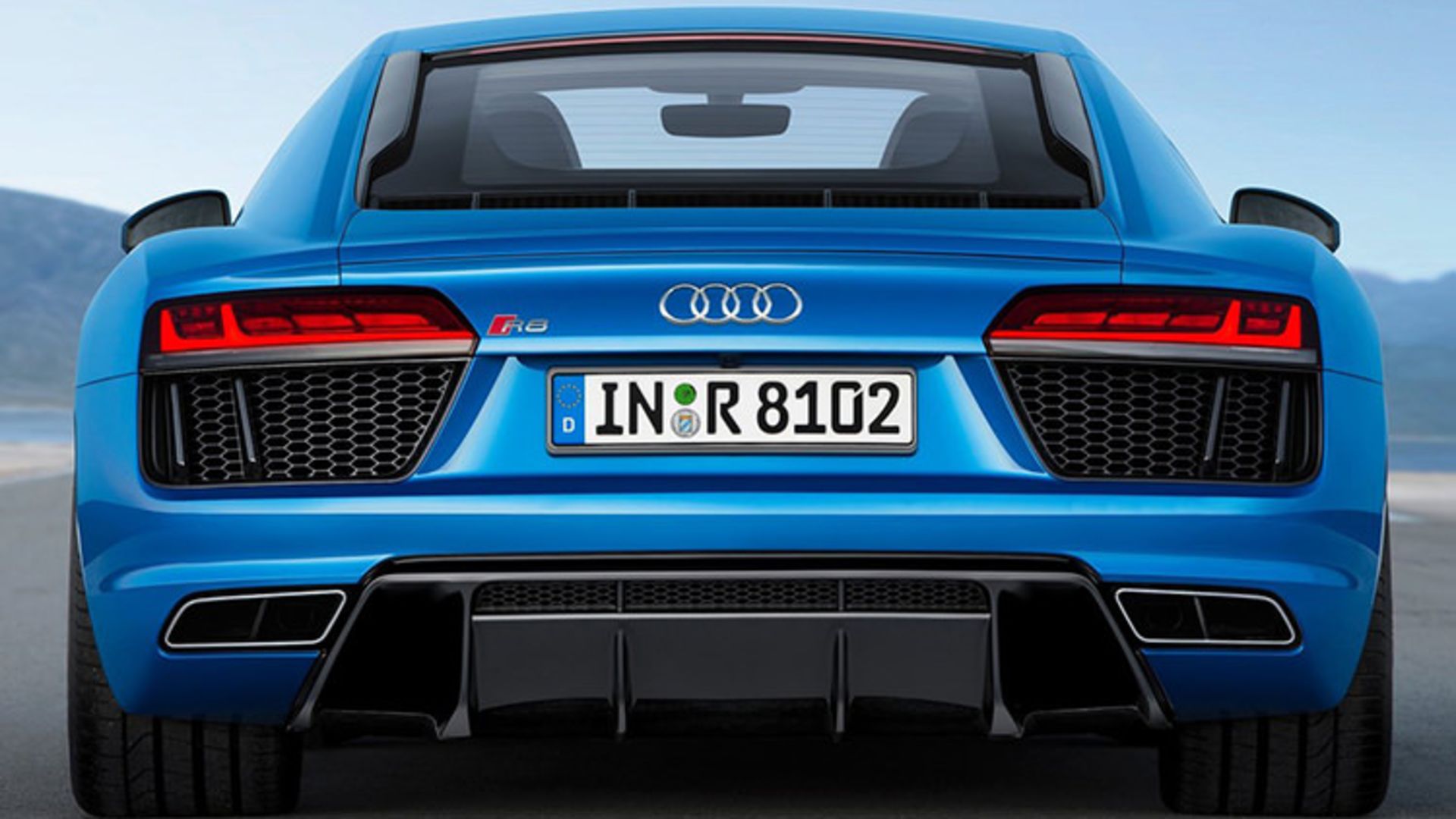 Audi R8 - Ducati Panigale V4