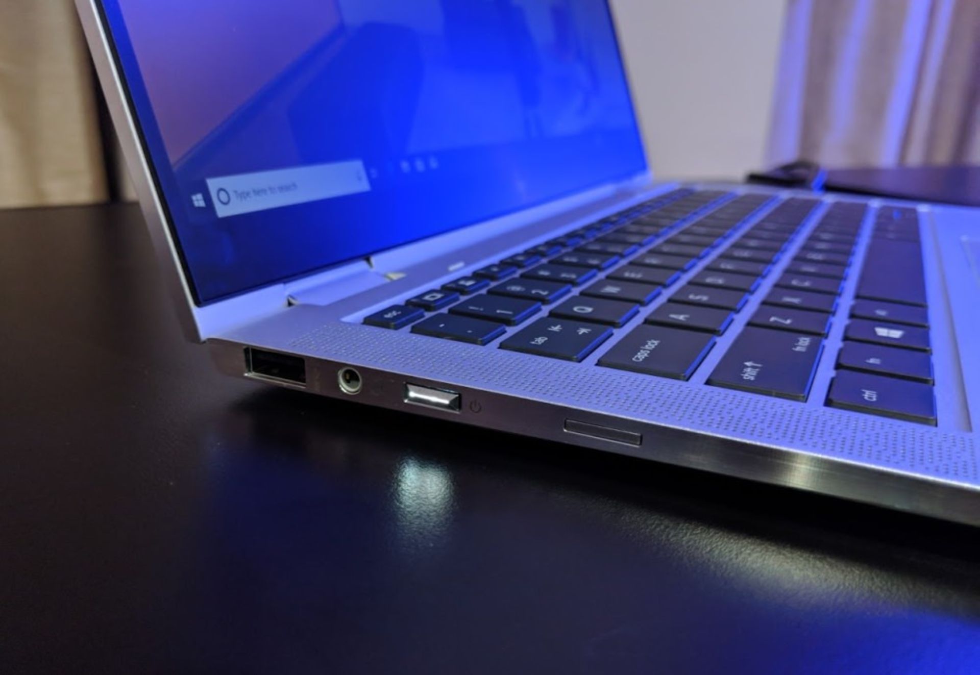 الیت بوک اچ پی