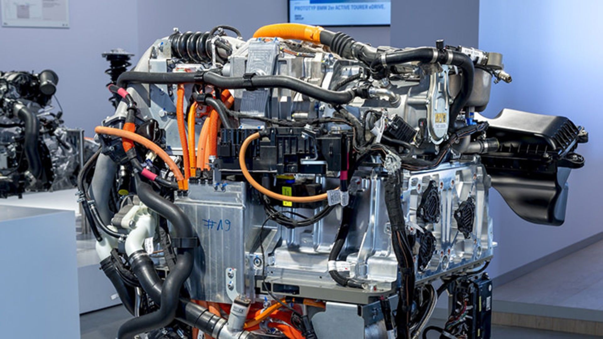 BMW FCEV Hydrogen Car / خودروی الکتریکی پیل سوختی هیدروژنی بی‌ام‌و