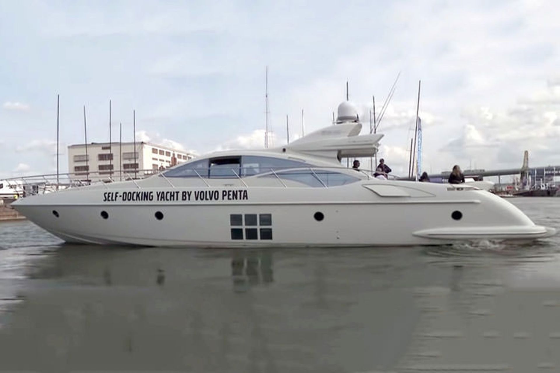 Volvo self-docking boat / قایق خودران و خودپهلوگیرنده ولوو