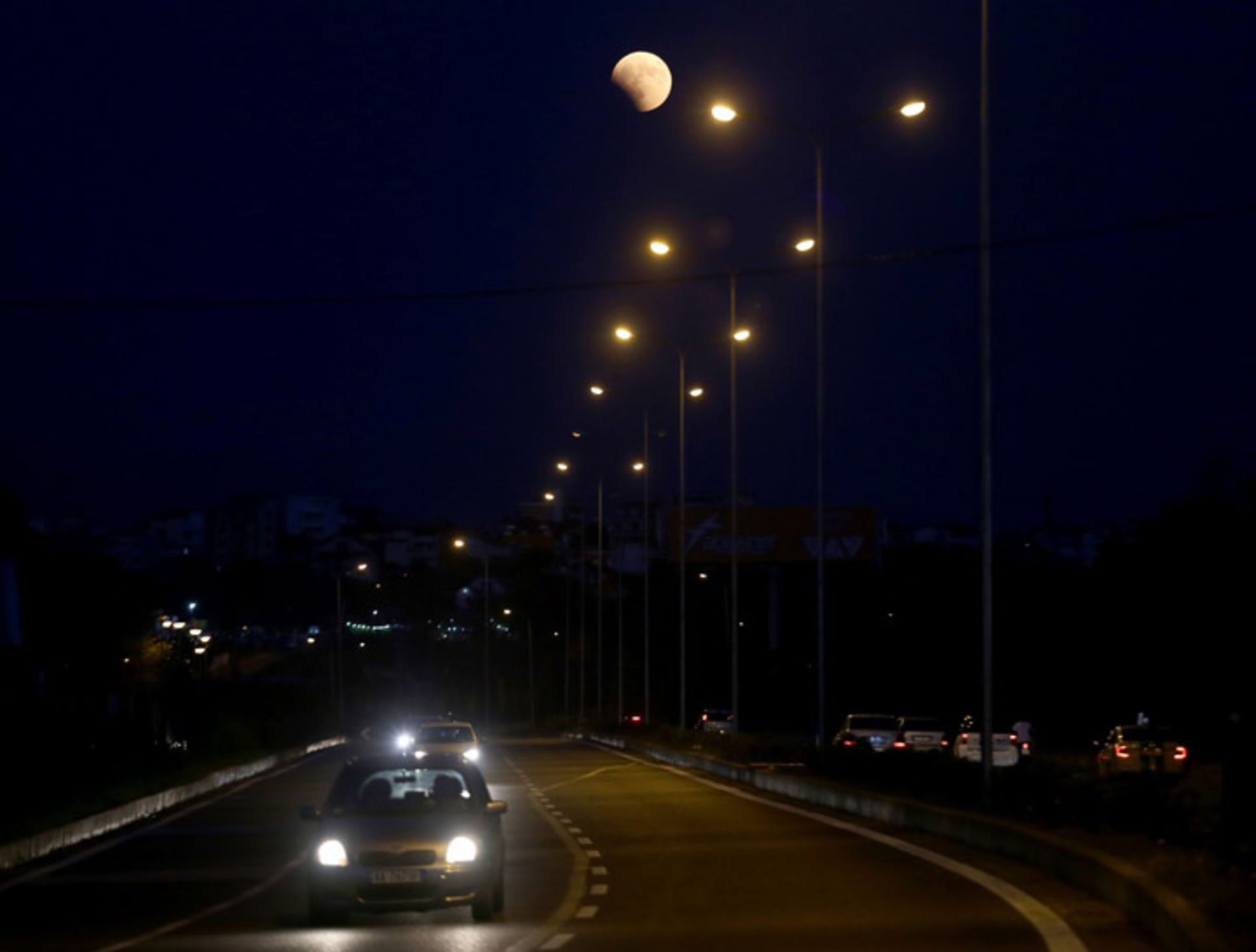 ماه بر فراز خیابانی  در تیرانا، آلبانی.