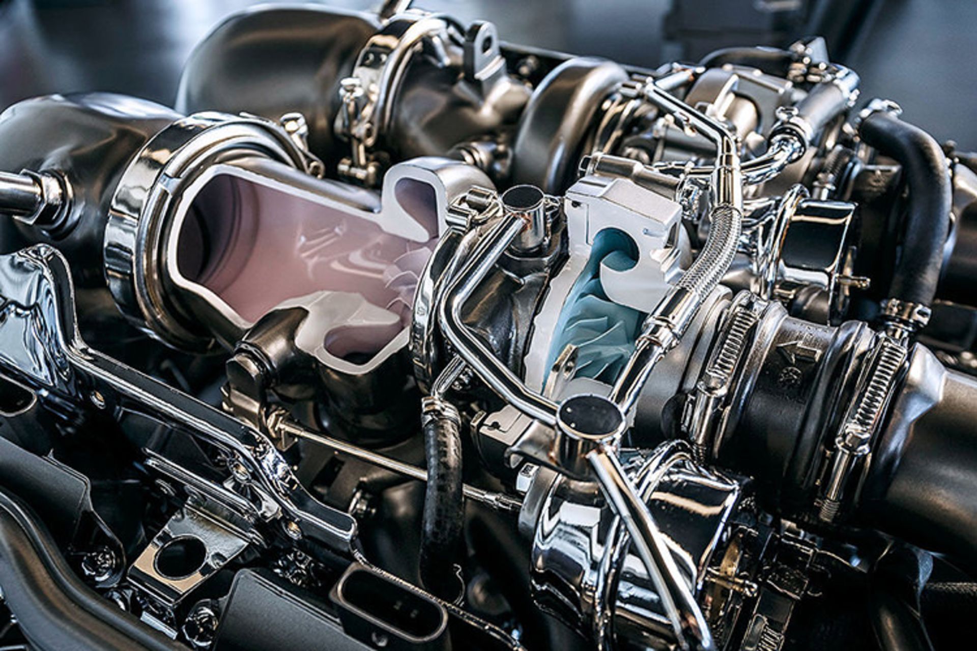 Mercedes-AMG V8 Biturbo engine / پیشرانه خورجینی هشت سیلندر مرسدس AMG