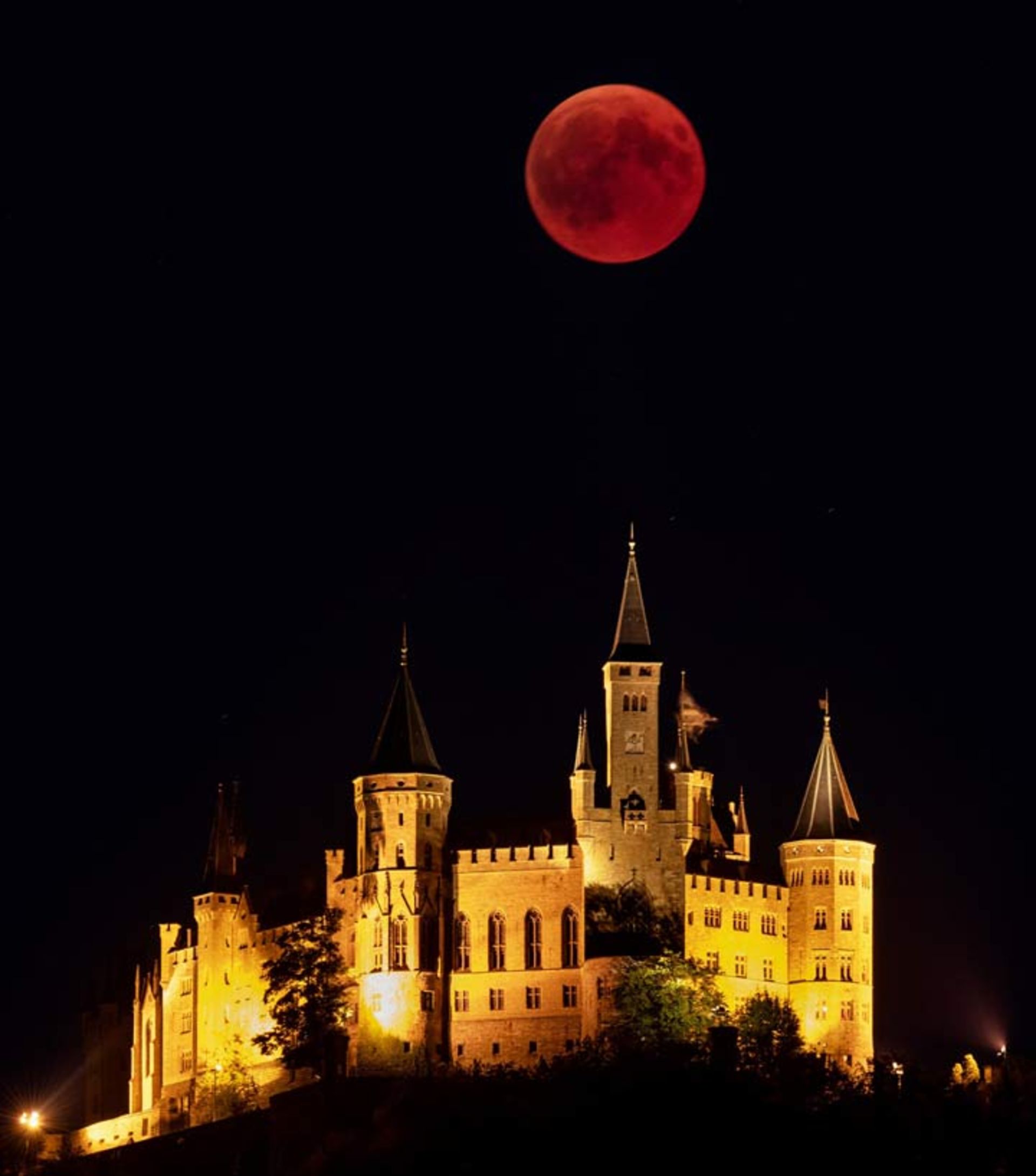 نمای دیدنی از ماه بر فراز قلعه هوهن‌تسولرن در شهر هشینگن، آلمان.