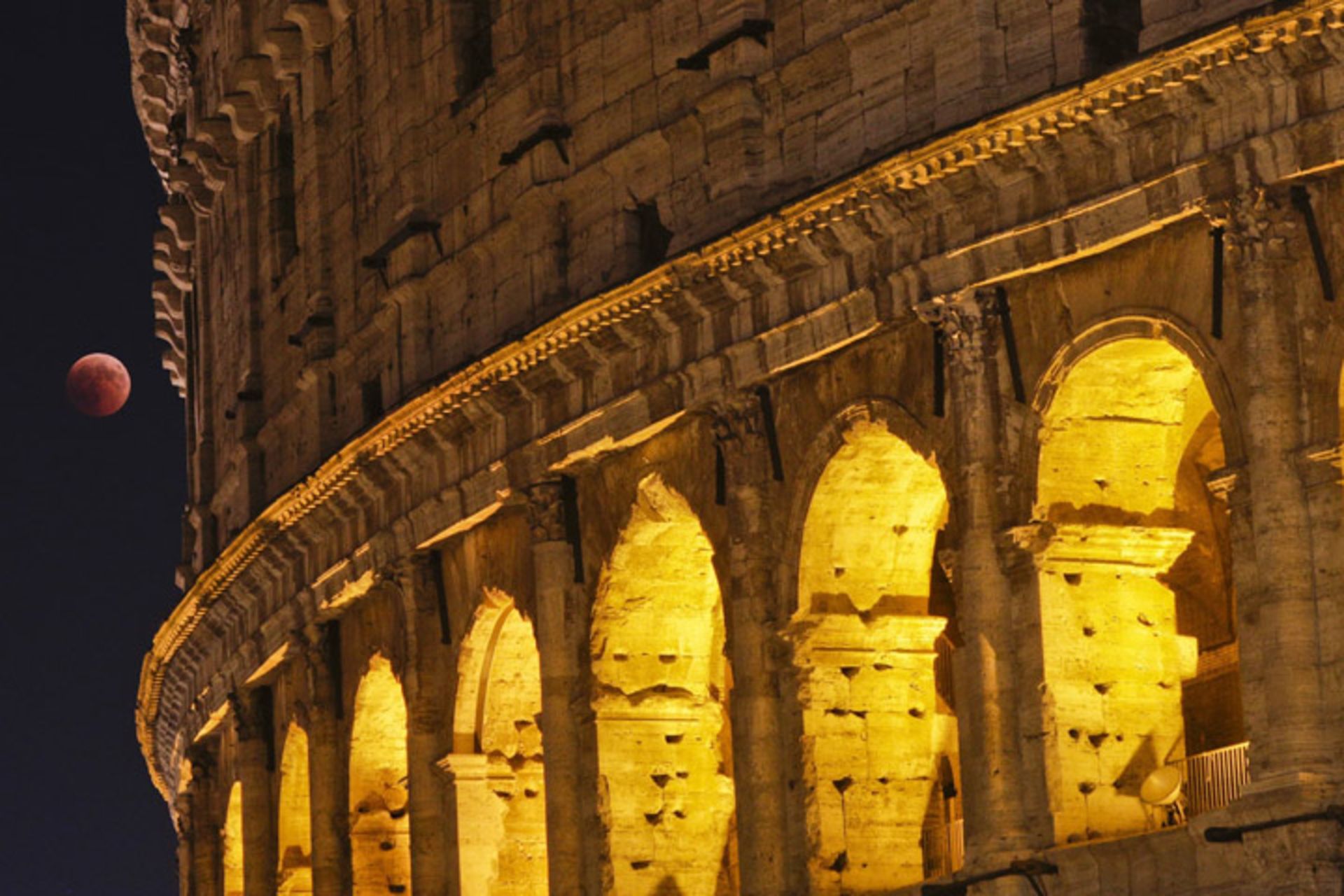 ماه در کنار تماشاخانه کولوسئوم در رم، ایتالیا.