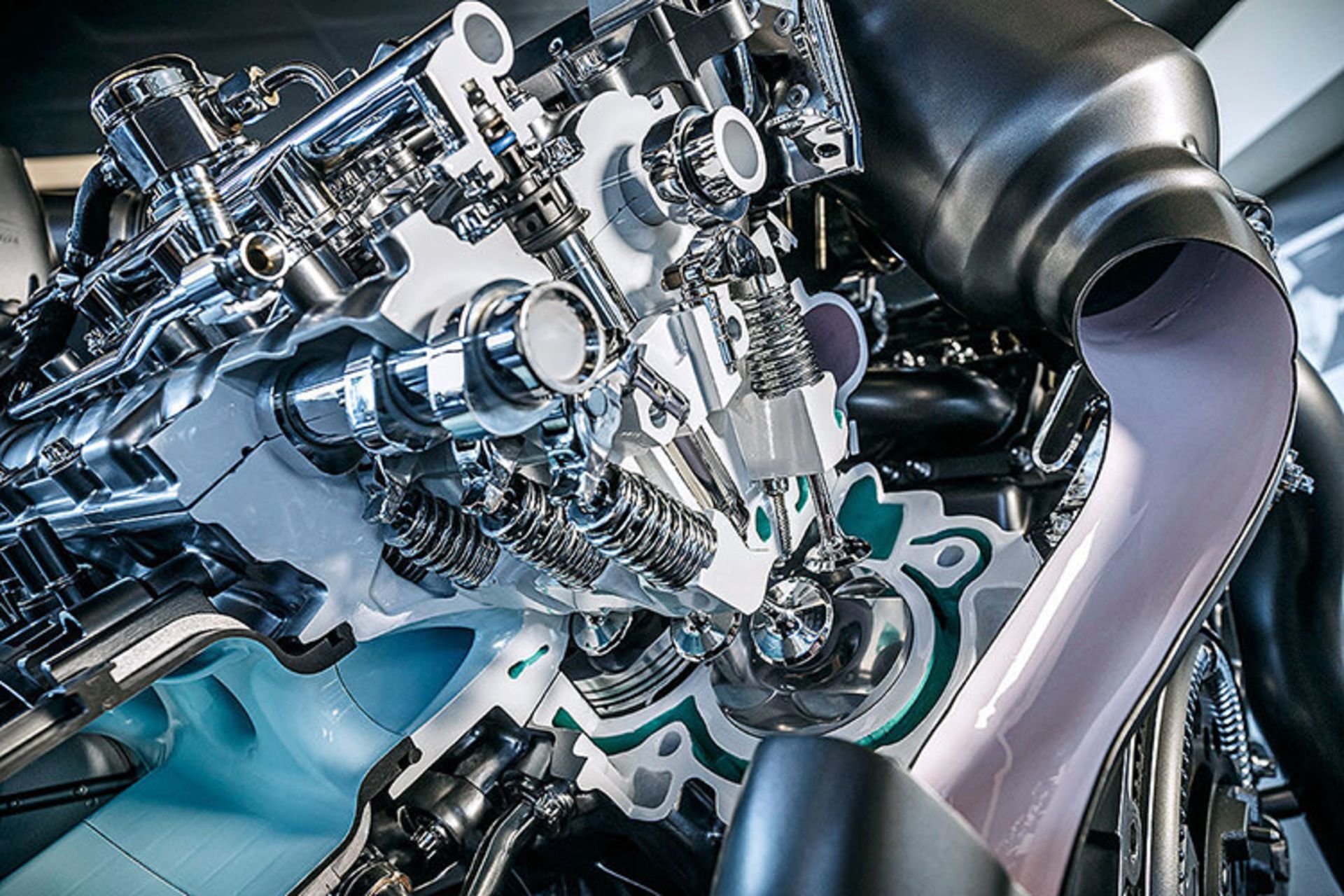 Mercedes-AMG V8 Biturbo engine / پیشرانه خورجینی هشت سیلندر مرسدس AMG